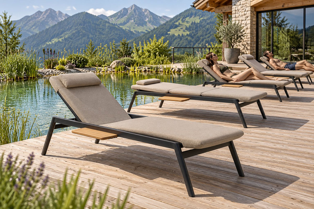 Winston Sonnenliegen auf einer Poolterrasse mit Bergblick