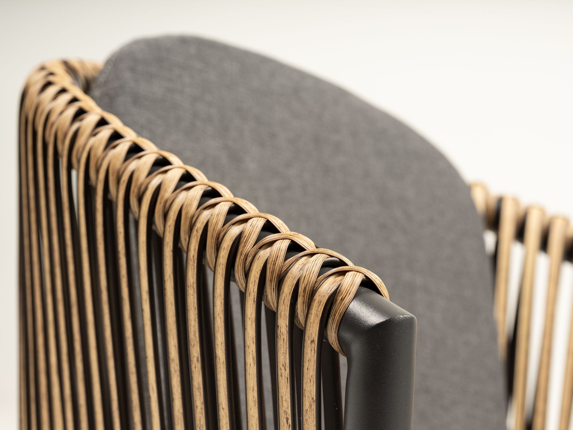 Gartenstuhl Bradley mit Aluminiumgestell in Anthrazit, Kunststoffbändern in Natur und wetterfesten dunkelgrauen Kissen.