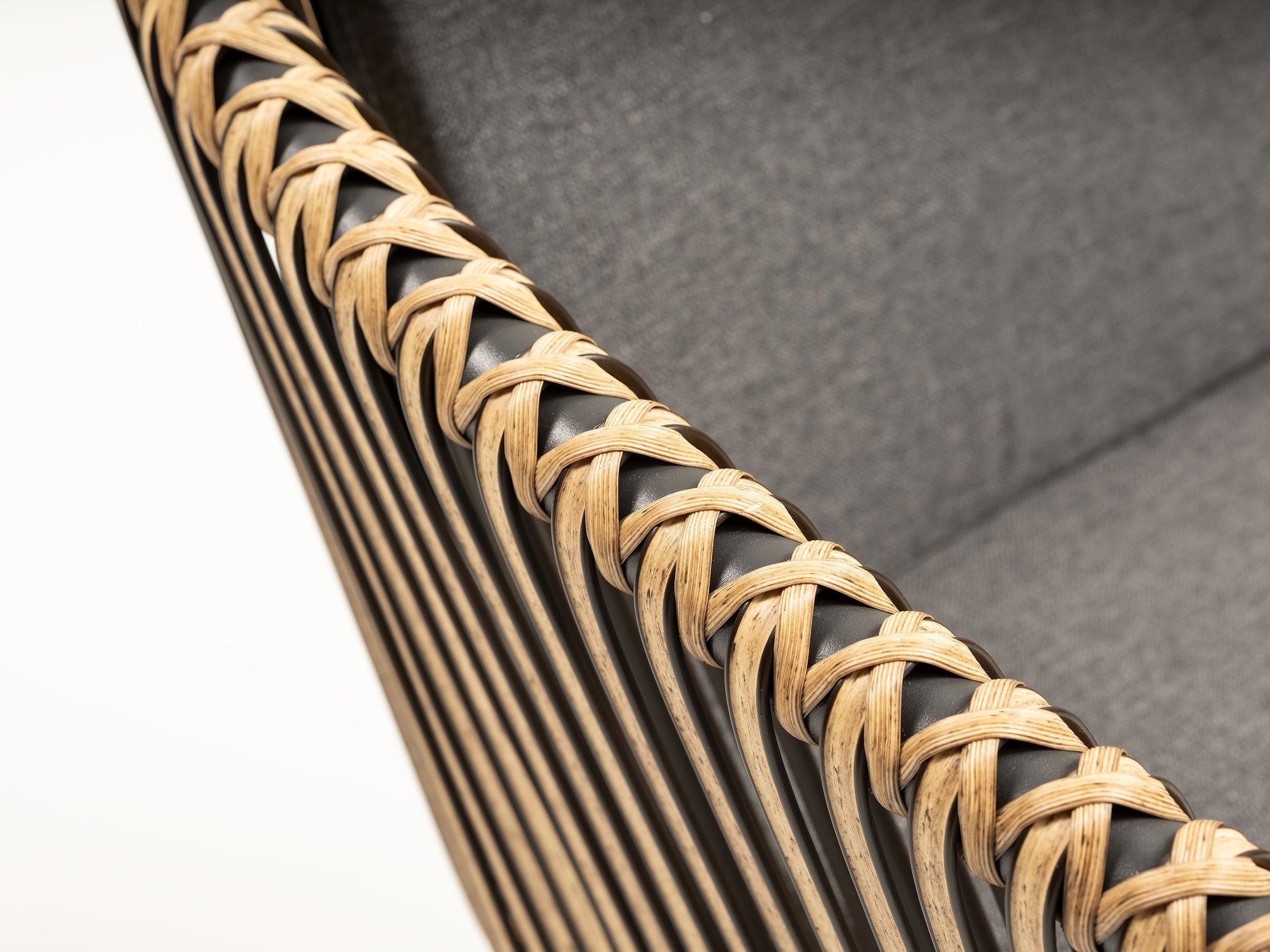 Gartenstuhl Bradley mit Aluminiumgestell in Anthrazit, Kunststoffbändern in Natur und wetterfesten dunkelgrauen Kissen.