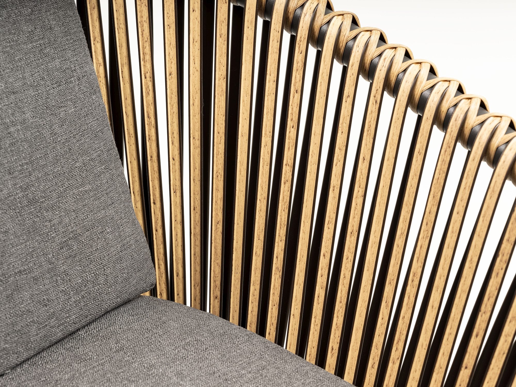 Gartenstuhl Bradley mit Aluminiumgestell in Anthrazit, Kunststoffbändern in Natur und wetterfesten dunkelgrauen Kissen.