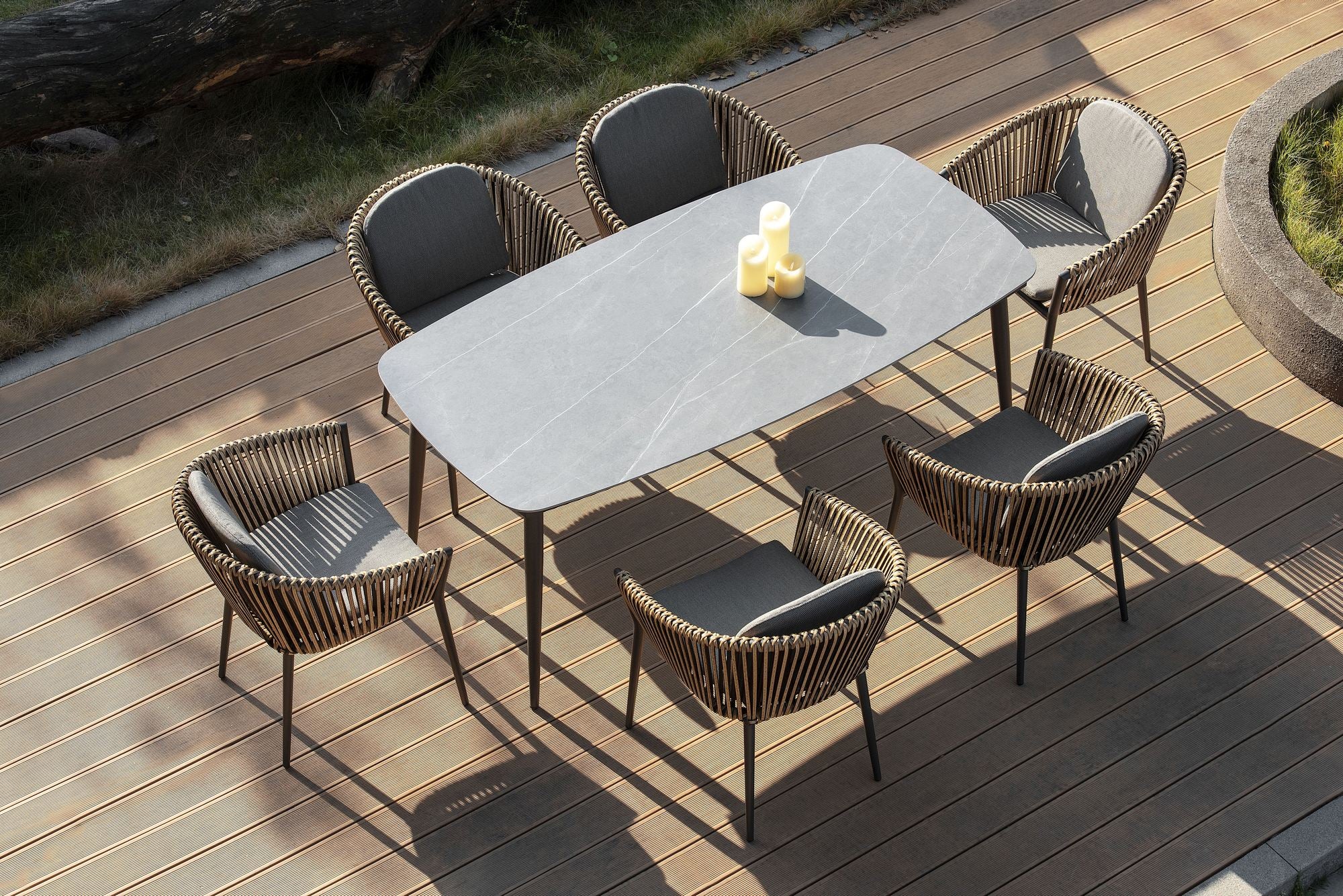 Gartenstuhl Bradley mit Aluminiumgestell in Weiß, Kunststoffbändern in Weiß und wetterfesten hellgrauen Kissen.