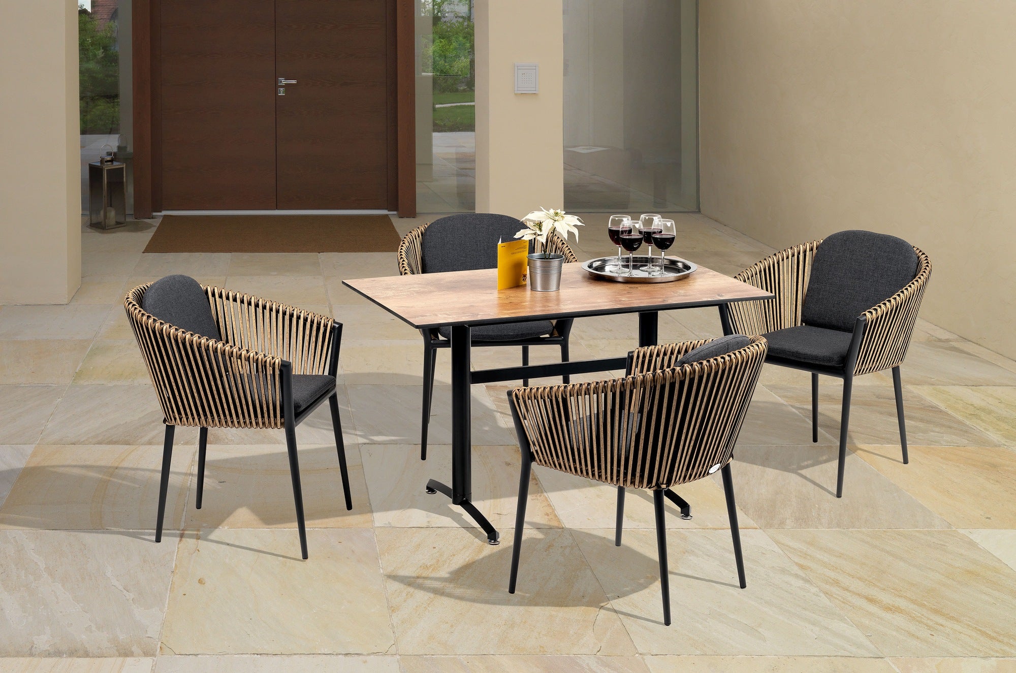 Gartenstuhl Bradley mit Aluminiumgestell in Anthrazit, Kunststoffbändern in Natur und wetterfesten dunkelgrauen Kissen.