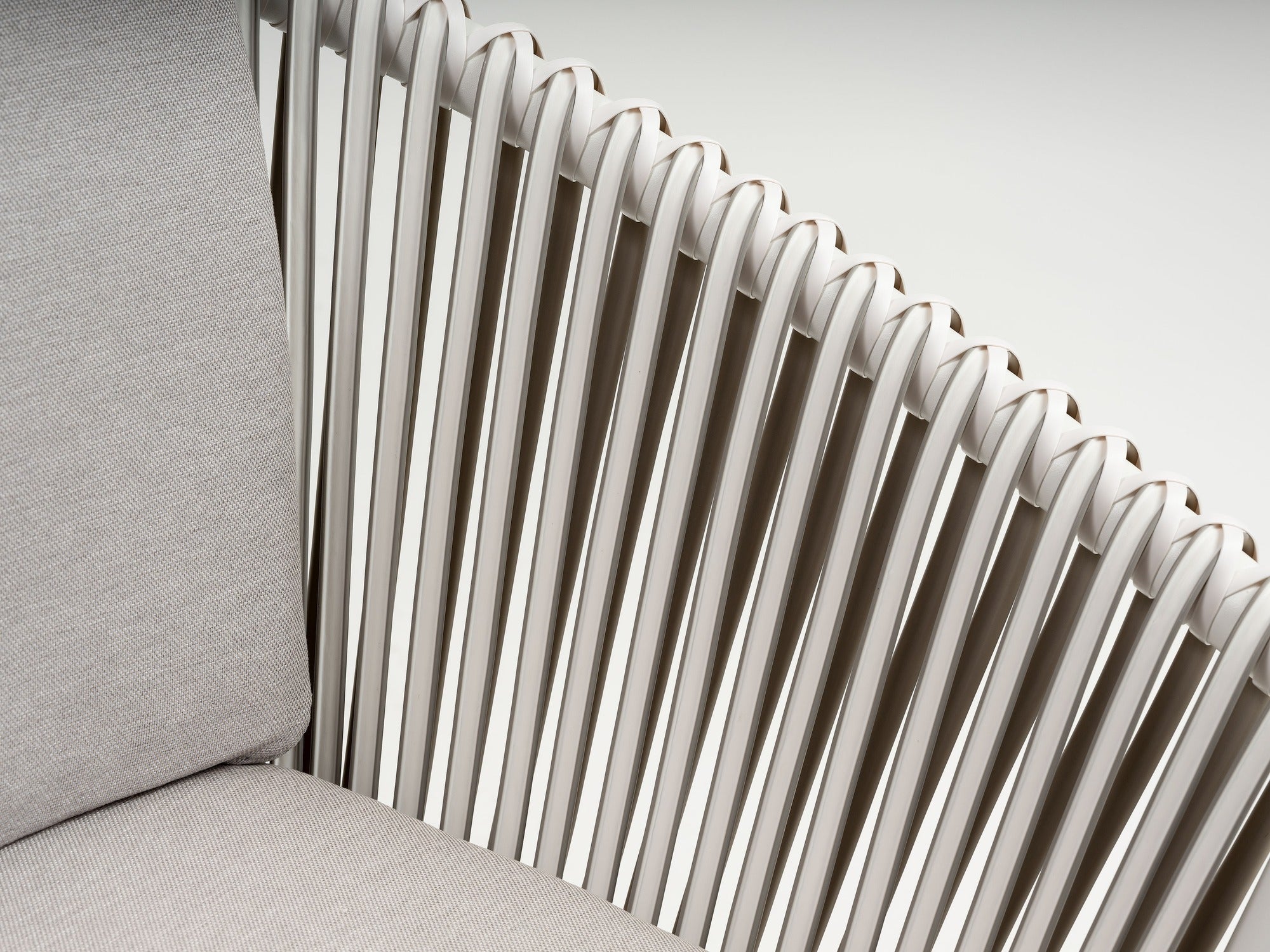 Gartenstuhl Bradley mit Aluminiumgestell in Weiß, Kunststoffbändern in Weiß und wetterfesten hellgrauen Kissen.