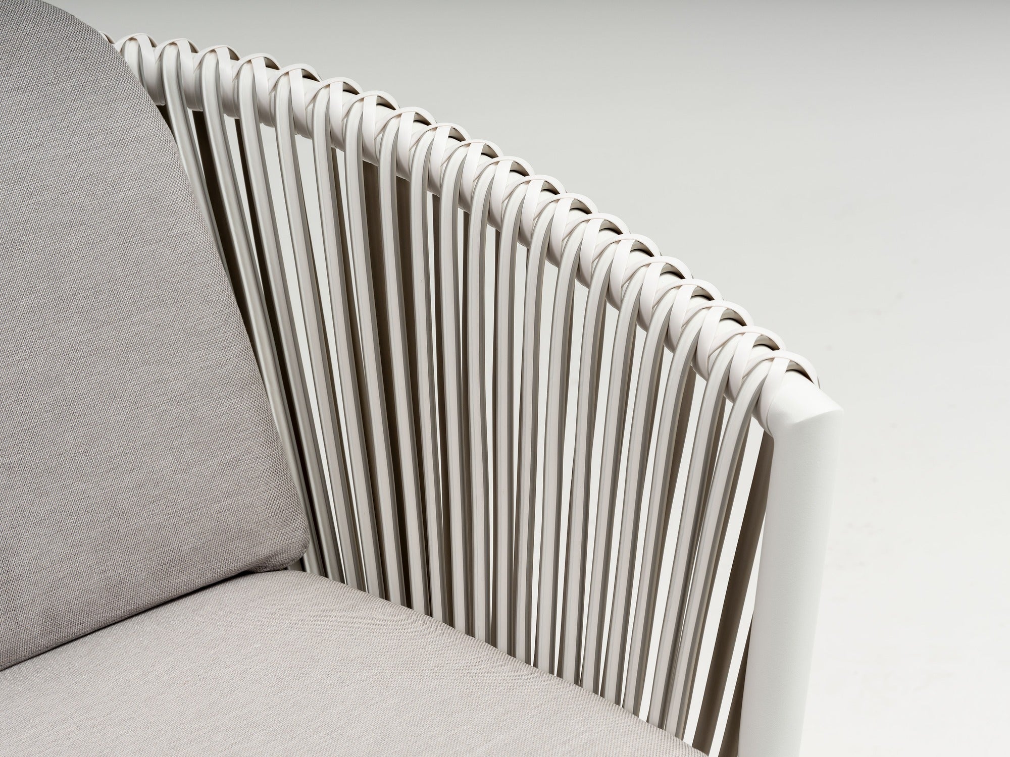 Gartenstuhl Bradley mit Aluminiumgestell in Weiß, Kunststoffbändern in Weiß und wetterfesten hellgrauen Kissen.