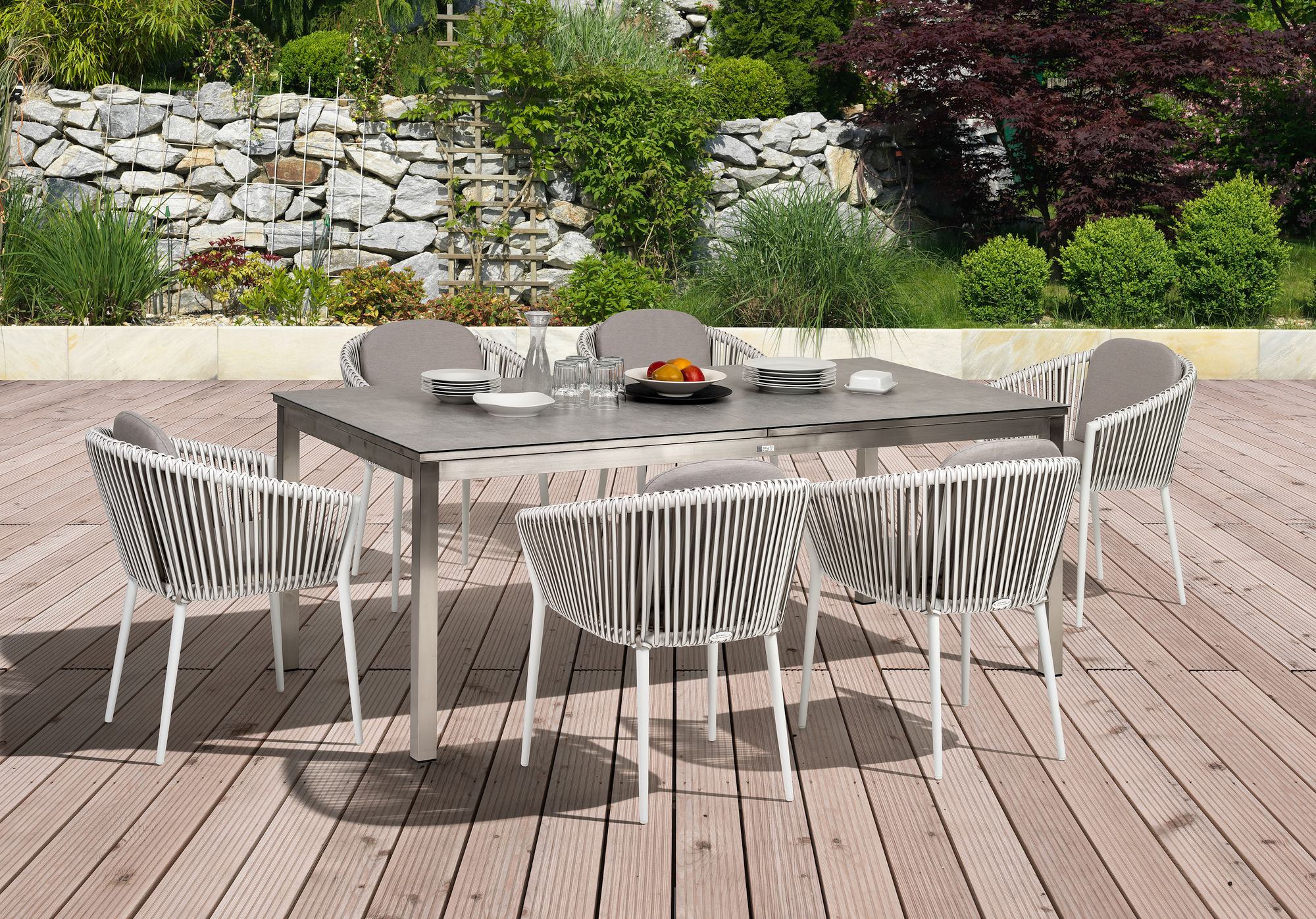 Gartenstuhl Bradley mit Aluminiumgestell in Weiß, Kunststoffbändern in Weiß und wetterfesten hellgrauen Kissen.