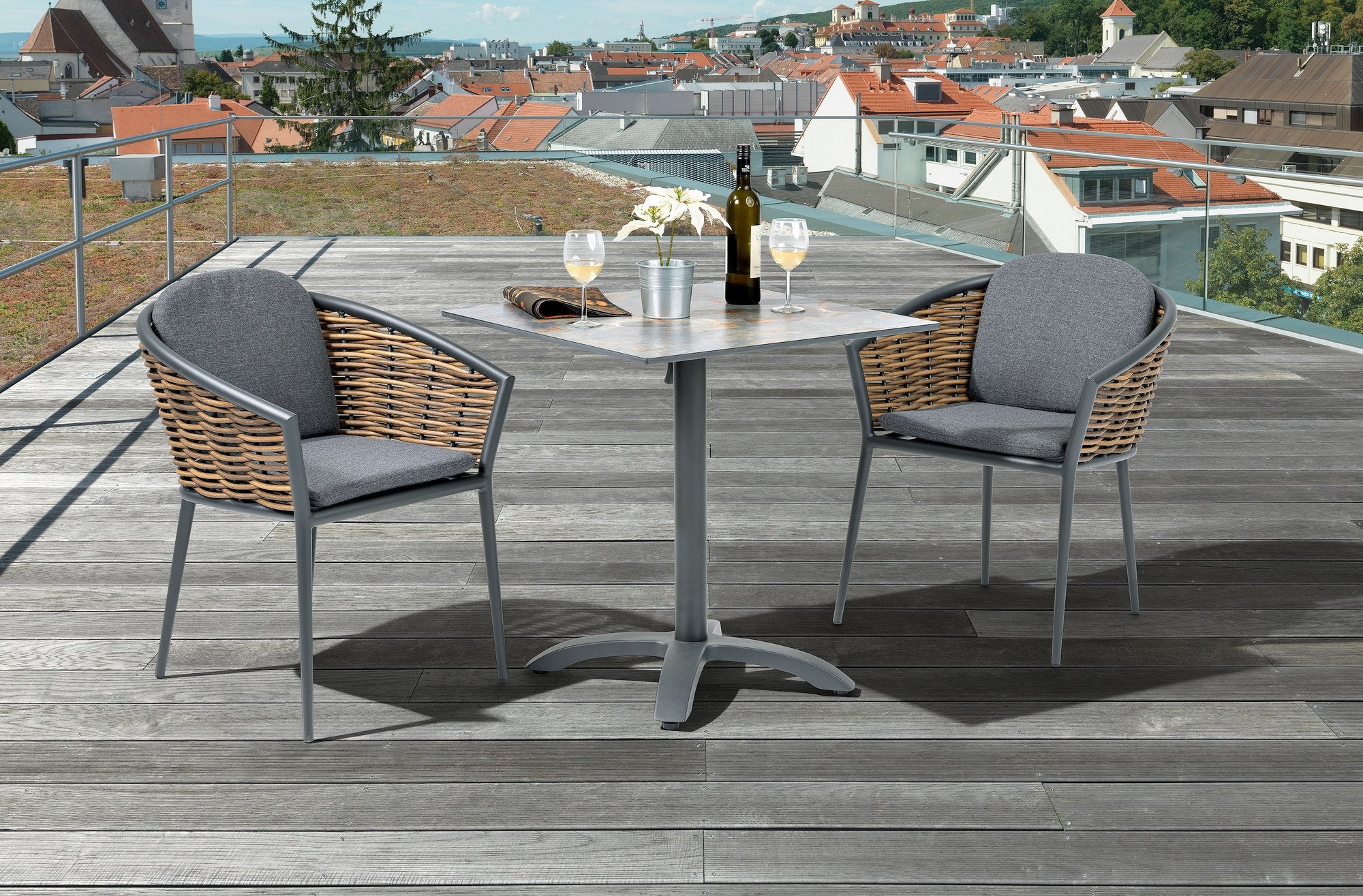 Gartenstuhl Brian mit Aluminiumgestell in Anthrazit und Kunststoffschnüren im Schilf-Look, mit anthrazitfarbenen Kissen.
