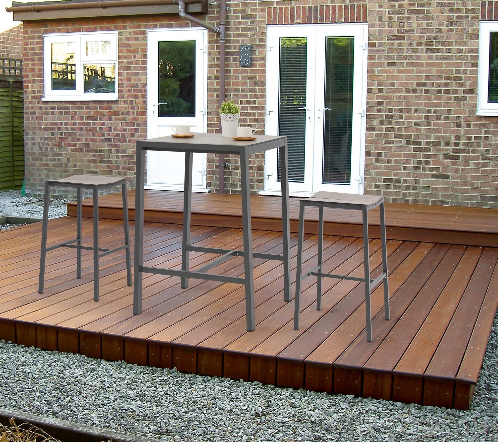 Bartisch Brody mit dunkelgrauem Aluminiumgestell und HPL-Tischplatte in Betonoptik.