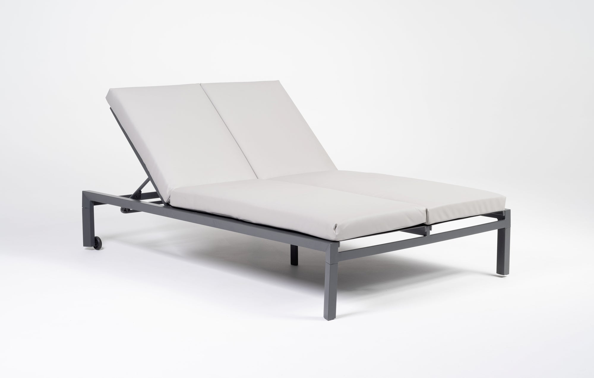 Doppelliege Cedric-Double mit individuell verstellbaren Rückenteilen und witterungsbeständiger Ausstattung, ideal für Paare, erhältlich bei Gartenmöbelshop.at.