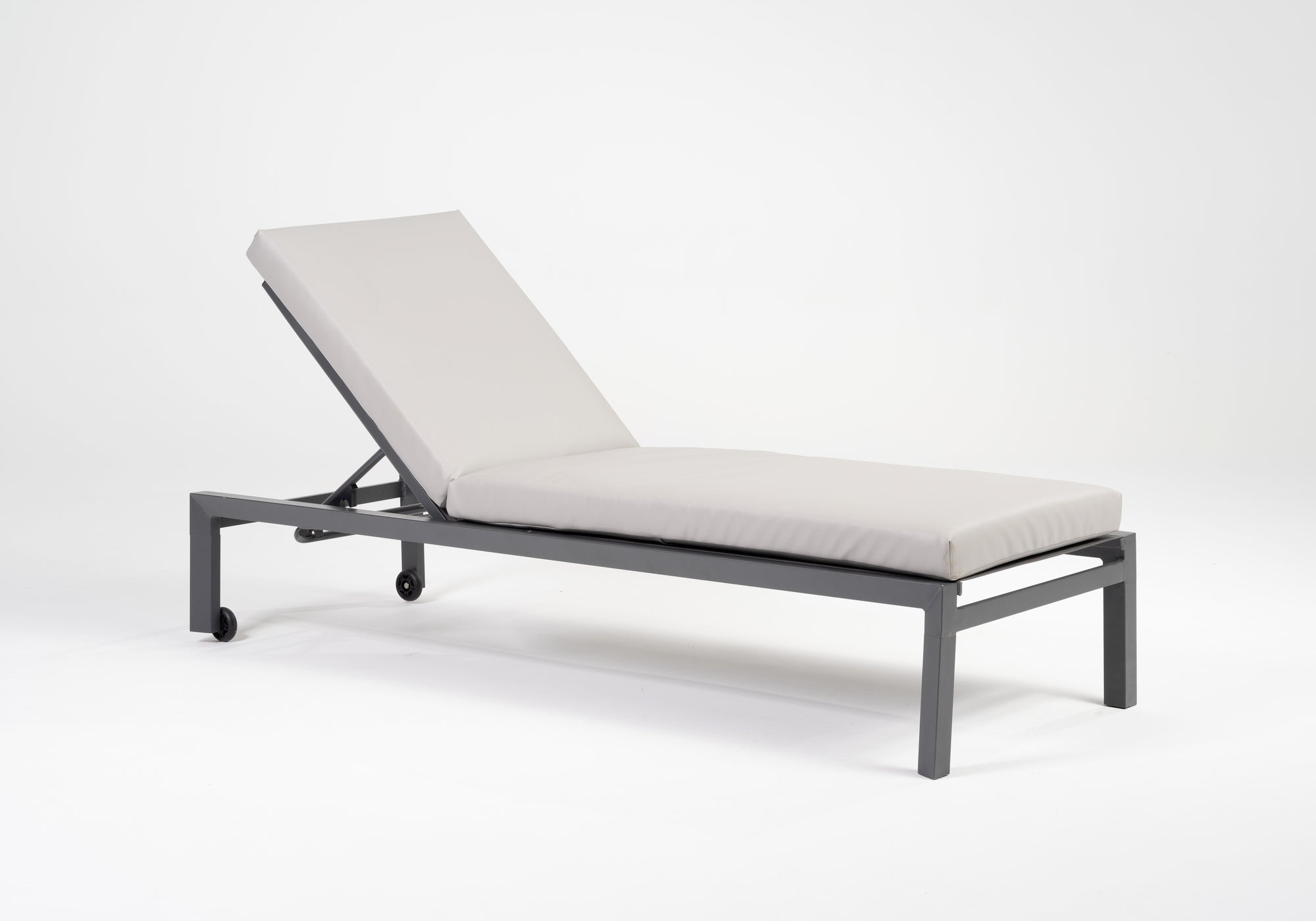 Sonnenliege Cedric-Single mit Aluminiumgestell, Textilen-Bespannung und wetterfester Kissenauflage in Anthrazit.