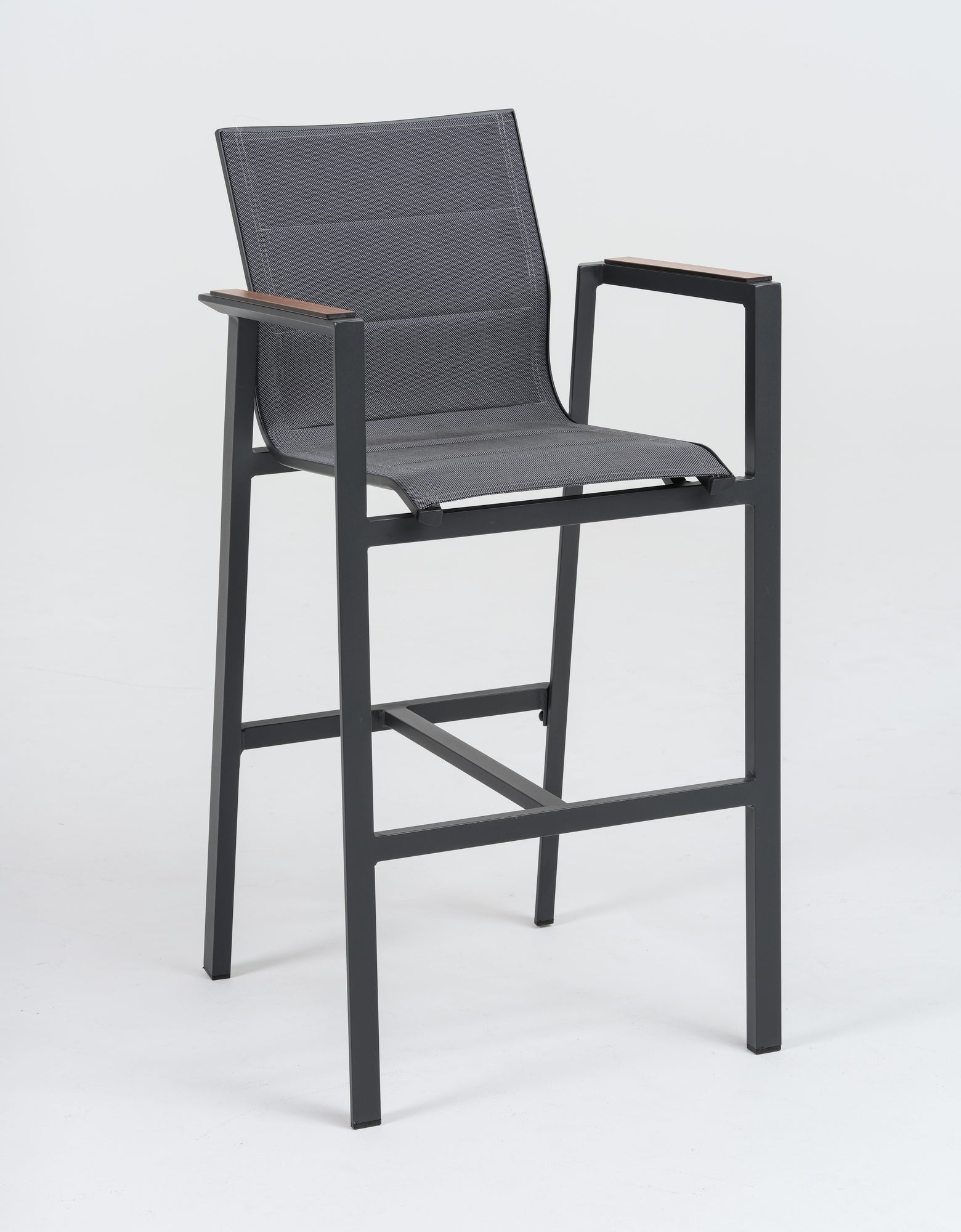 Outdoor-Barhocker Devin mit Aluminiumgestell in Anthrazit, gepolsterter Textilenbespannung und Holzimitat-Armlehnen.