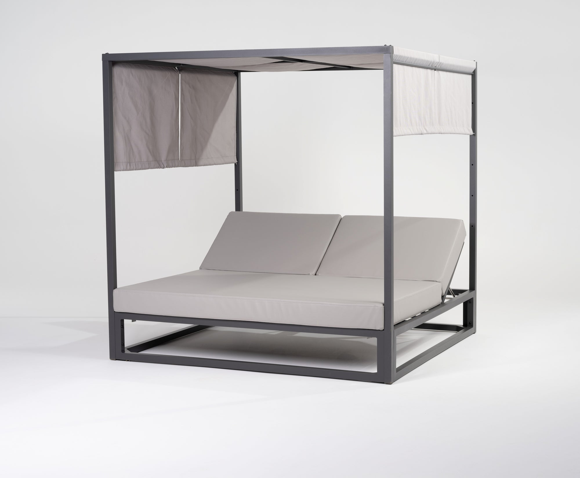 Daybed Indira mit Aluminium-Gestell in Anthrazit, grauem Sonnendach und hellgrauen, wasserfesten Kissen.