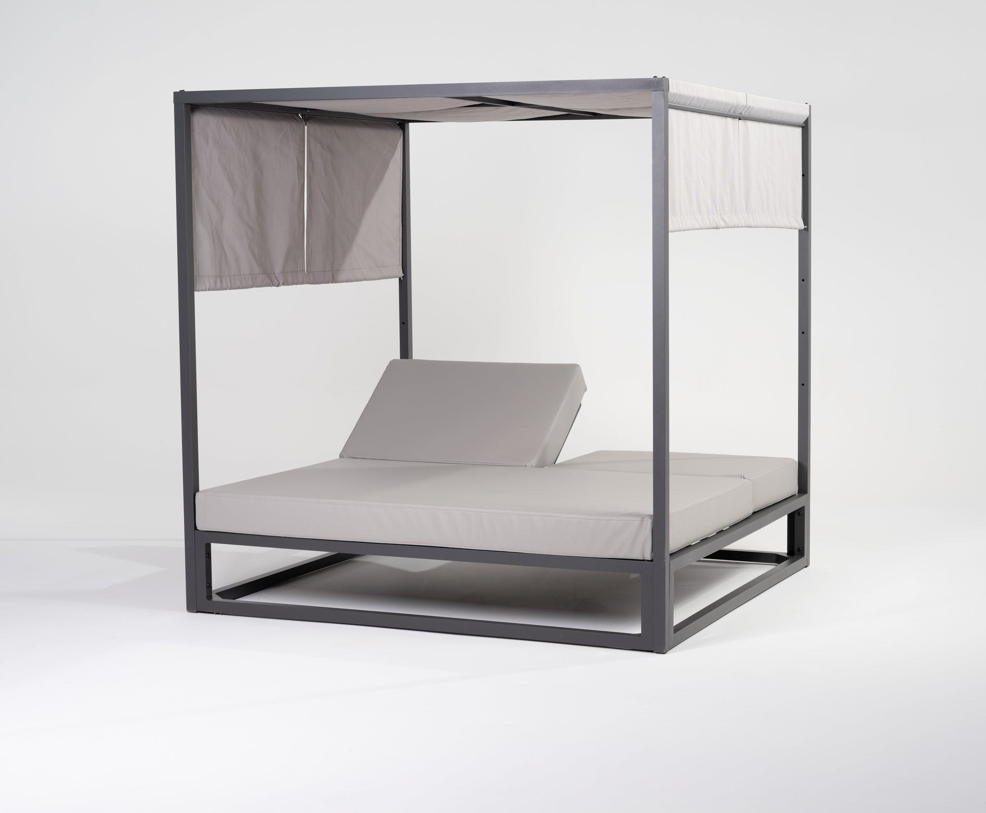 Daybed Indira mit Aluminium-Gestell in Anthrazit, grauem Sonnendach und hellgrauen, wasserfesten Kissen.