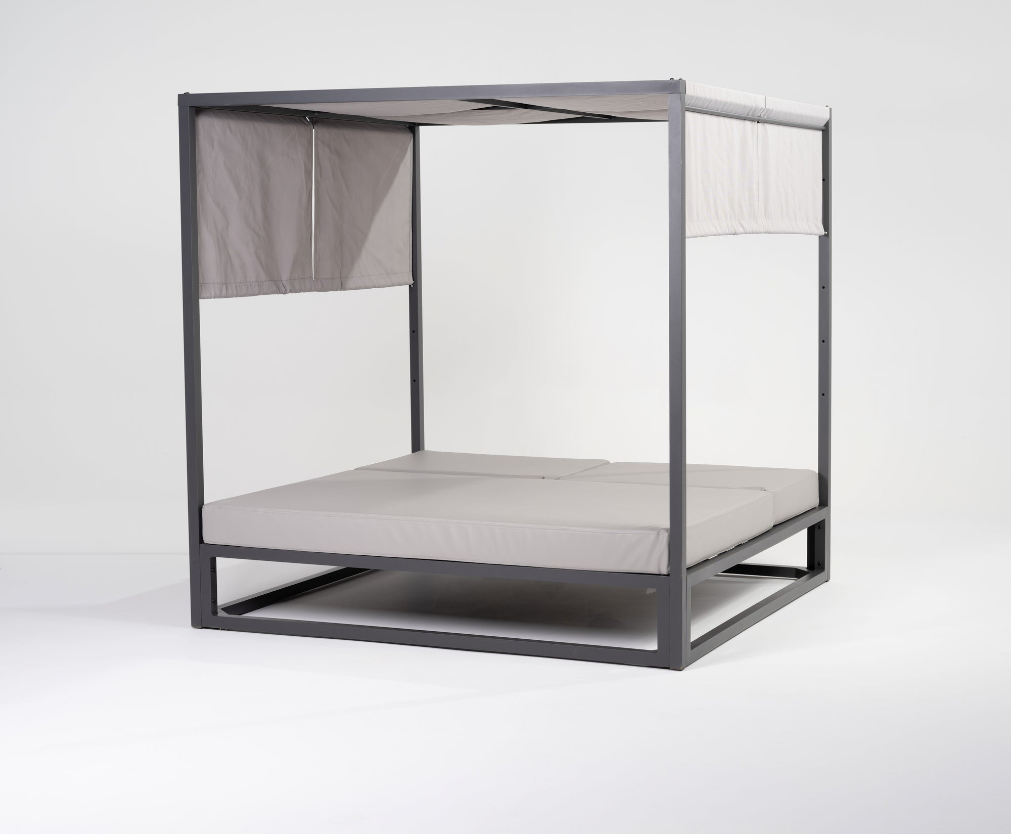 Daybed Indira mit Aluminium-Gestell in Anthrazit, grauem Sonnendach und hellgrauen, wasserfesten Kissen.