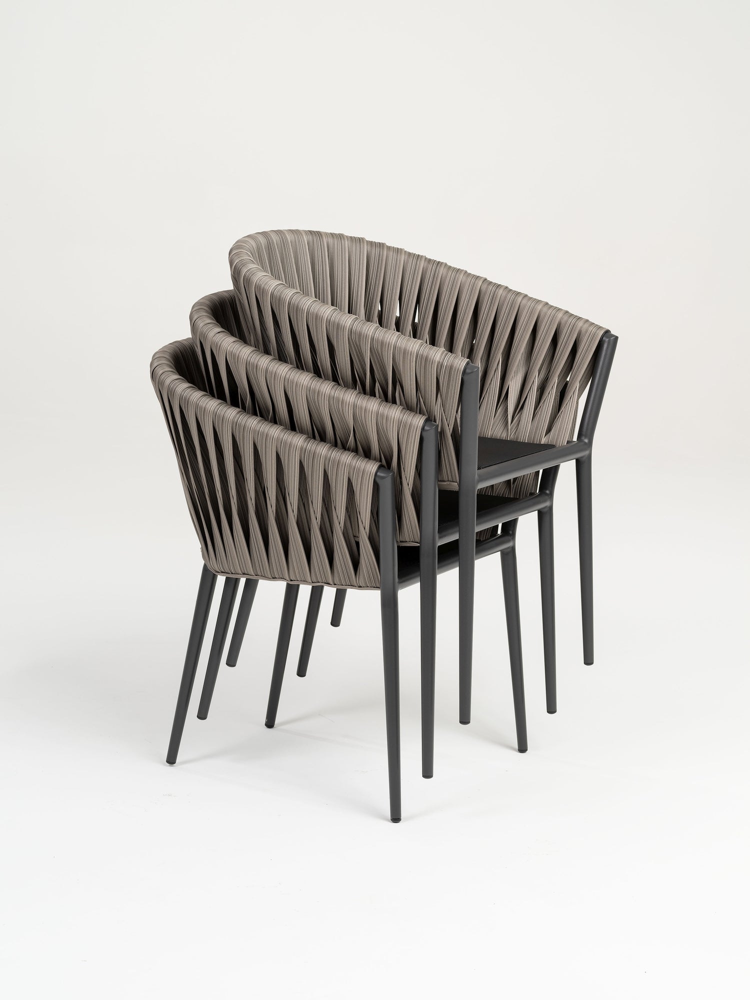 Sienna Gartenstuhl mit Aluminiumgestell und breiten Kunststoffbändern in Grau-Meliert, Sitz- und Rückenkissen Dunkelgrau, stapelbar