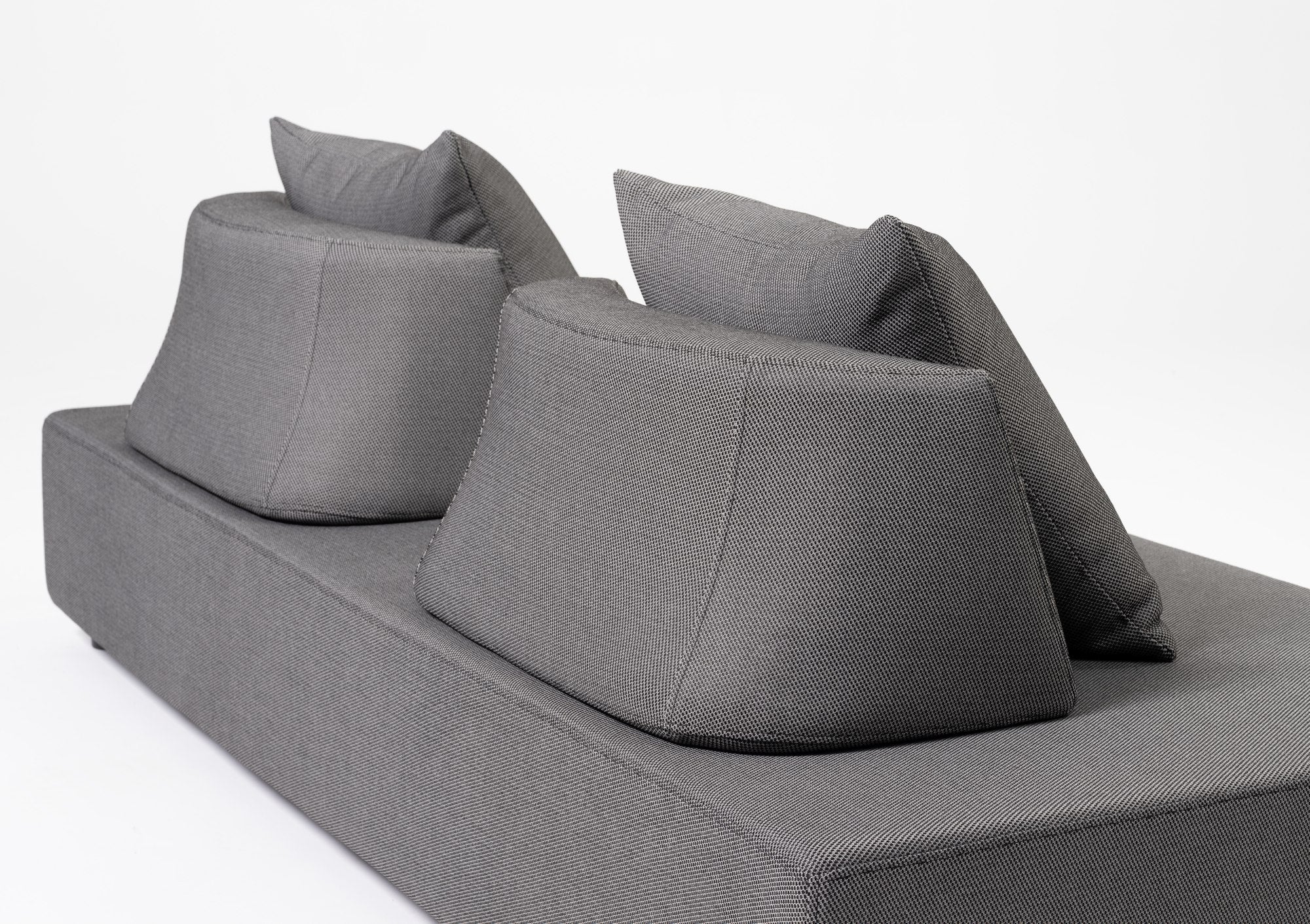 Die Stephan Loungegruppe: Individuell positionierbare Rückenlehnen, wasserabweisende Bezüge und multifunktionaler Hocker mit Metall-Tablett. Perfekt für Garten & Terrasse!