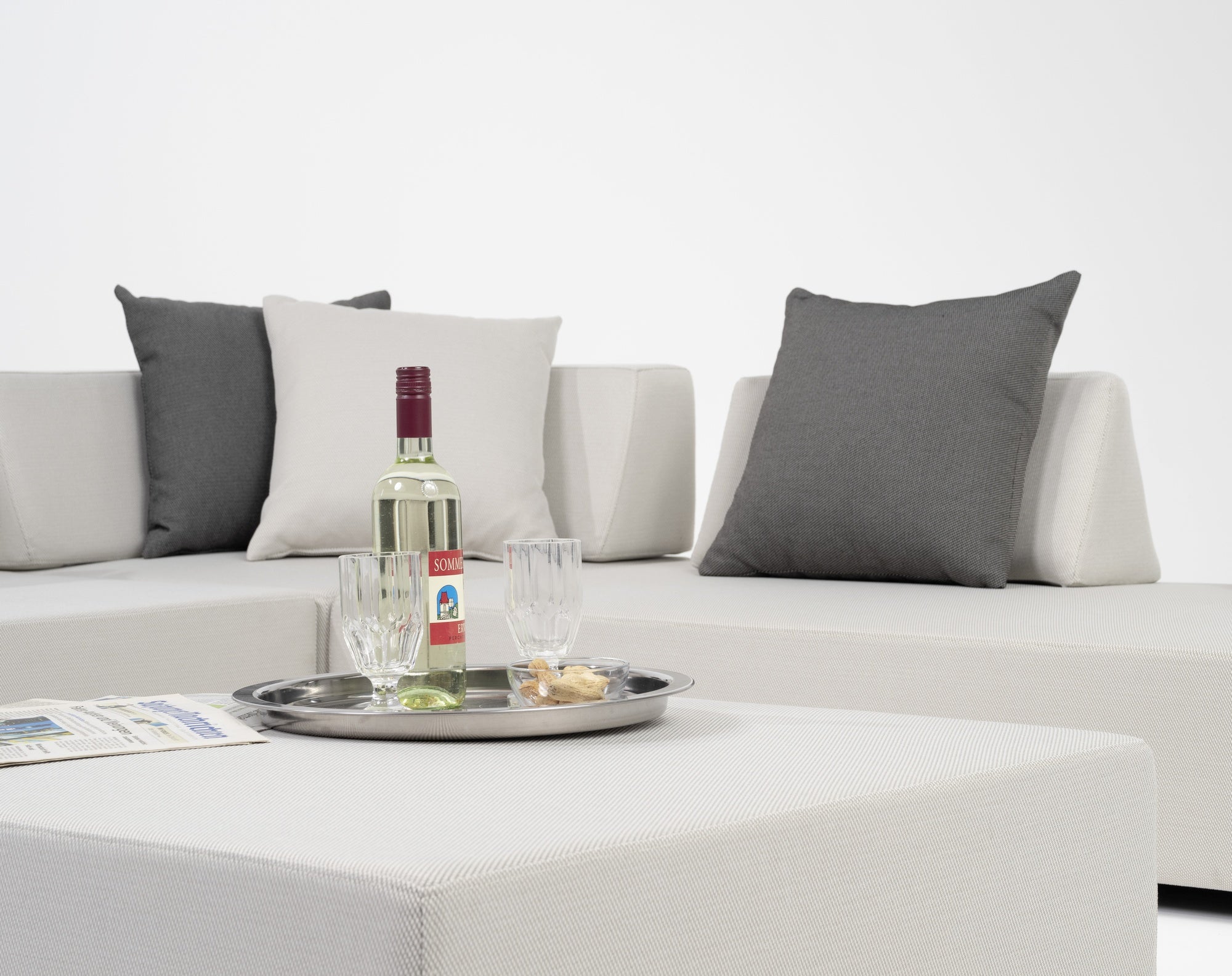 Die Stephan Loungegruppe: Individuell positionierbare Rückenlehnen, wasserabweisende Bezüge und multifunktionaler Hocker mit Metall-Tablett. Perfekt für Garten & Terrasse!