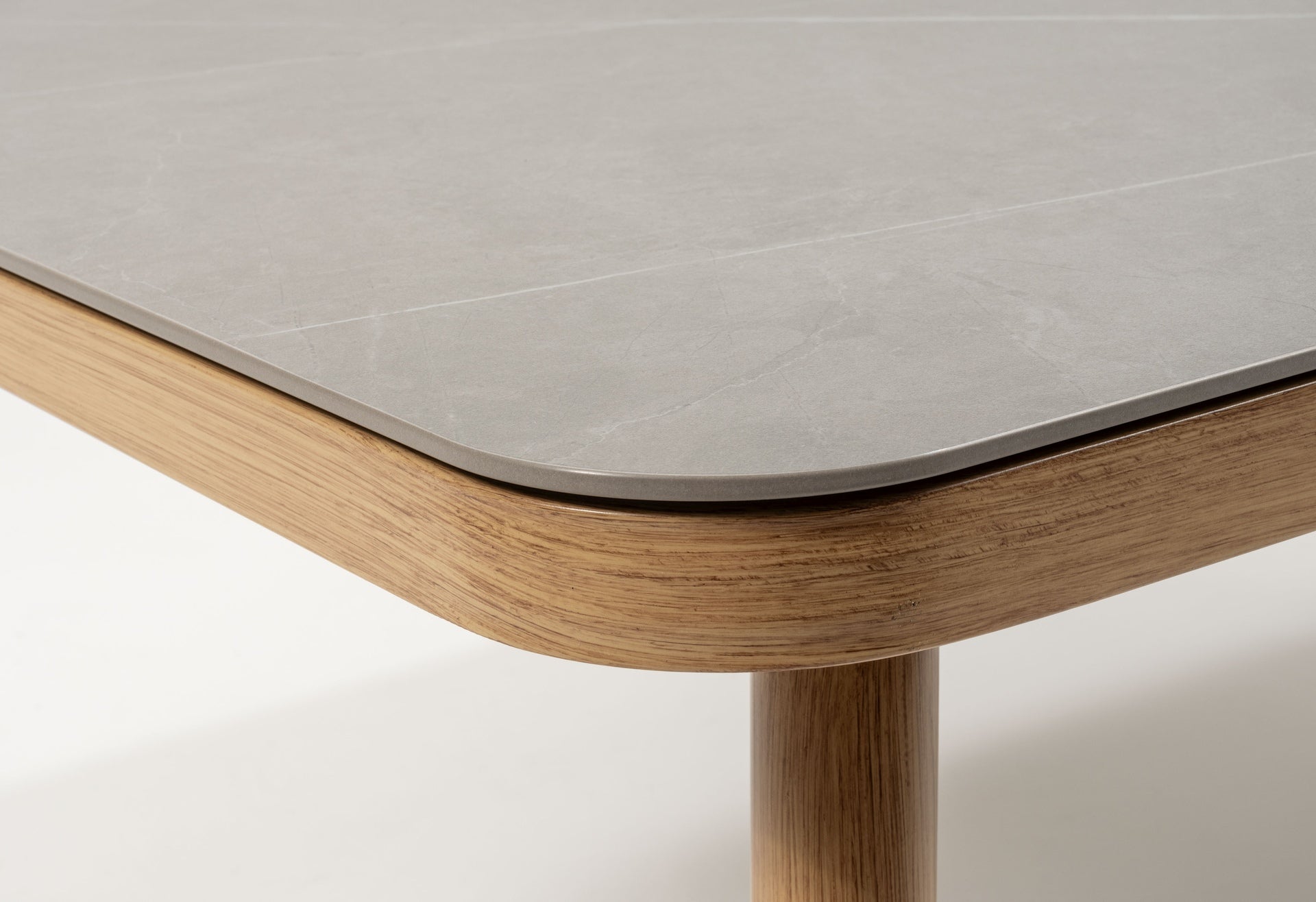 Alicia Garten Eckbankgruppe mit grauer Sinterstein-Tischplatte und grünen Kissen auf robustem Aluminiumgestell in Holzoptik.