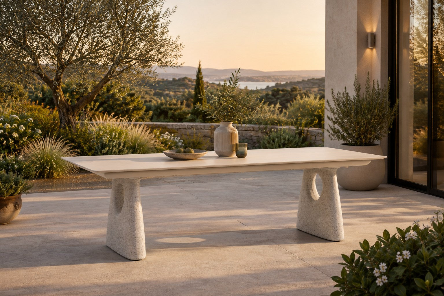 Ausziehbarer Gartentisch Ben mit Sinterstone-Tischplatte in Travertinoptik und Designbeinen in heller Granitoptik