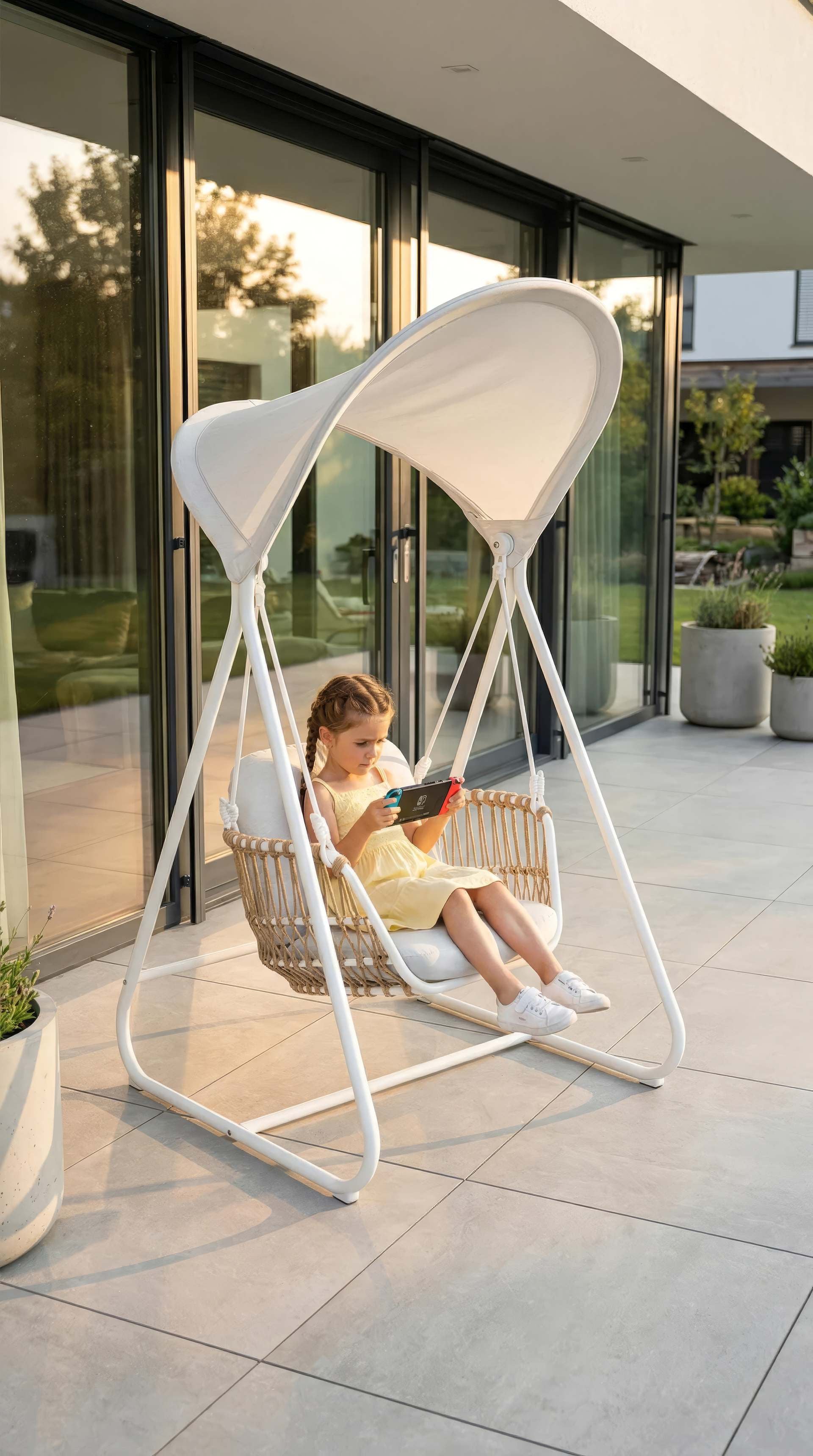 Hängeschaukel Benito mit weißem Aluminiumgestell, Naturgeflecht, hellgrauen Kissen & Sonnendach.