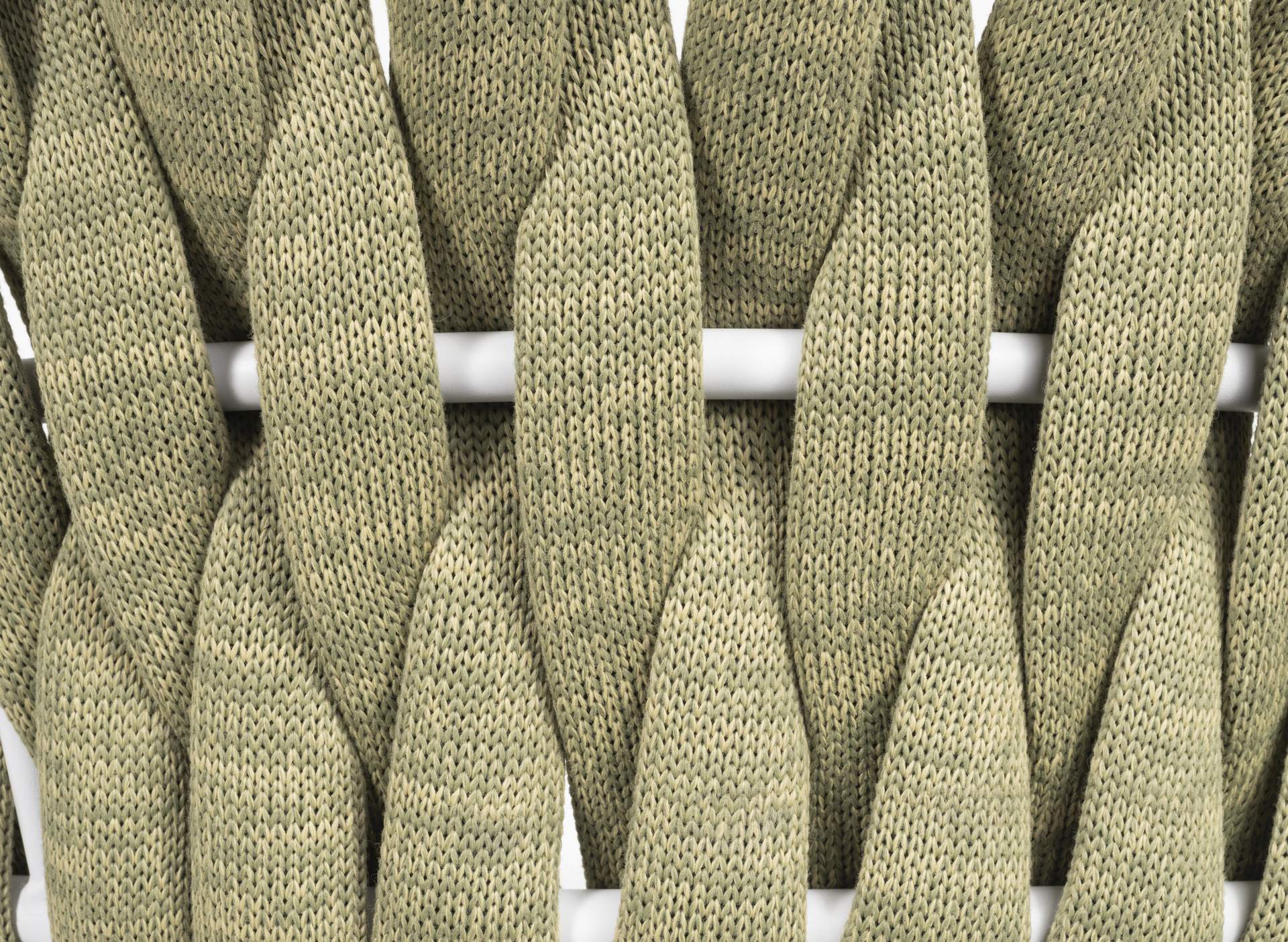 Moderner 'Buzz' Armstuhl mit wasserresistenten grünen Textilschnüren und weißem Metallgestell, kombiniert mit beigem Komfortkissen, erhältlich bei Gartenmoebelshop.at - Detailansicht Schnüre