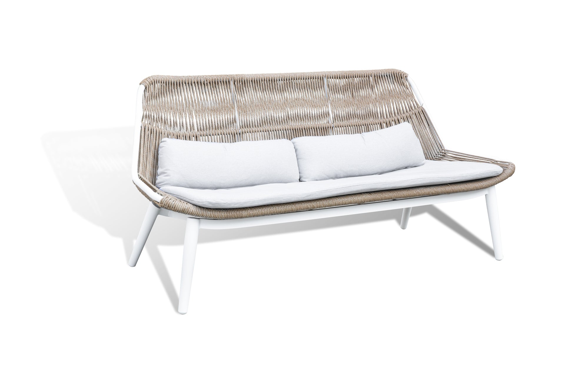 Loungeelemente Celeste mit ivoryfarbenem Aluminiumgestell, sandfarbenen Textilschnüren und hellgrauen Polstern. Ovaler und runder Couchtisch aus Aluminium.
