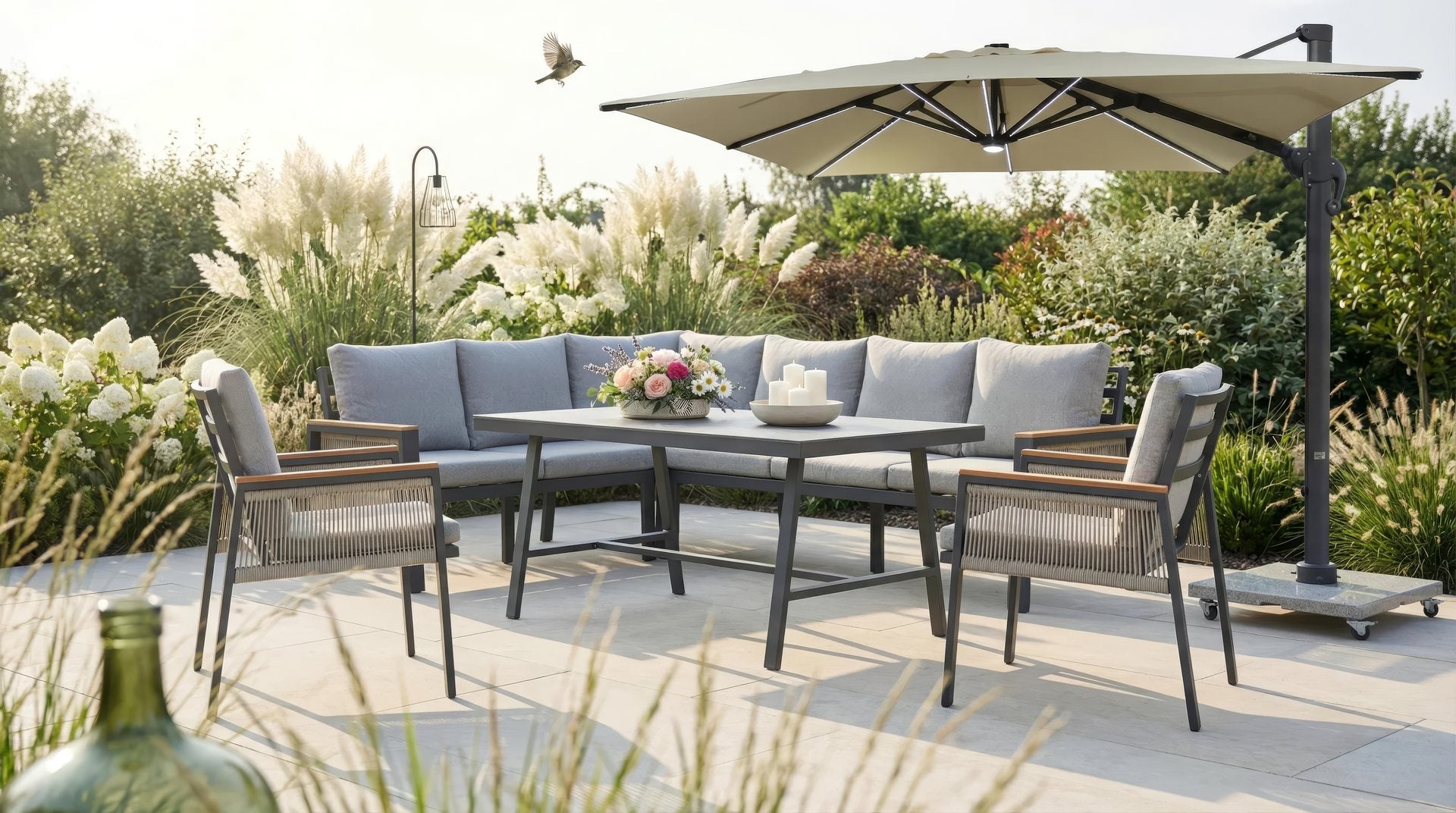 Chiara Eckbankgruppe mit anthrazitfarbenem Aluminiumgestell und Polywood-Armstützen in Teak-Optik, beige Textilschnüre und hellgraue Kissen, inklusive Tisch, bei Gartenmoebelshop.at verfügbar