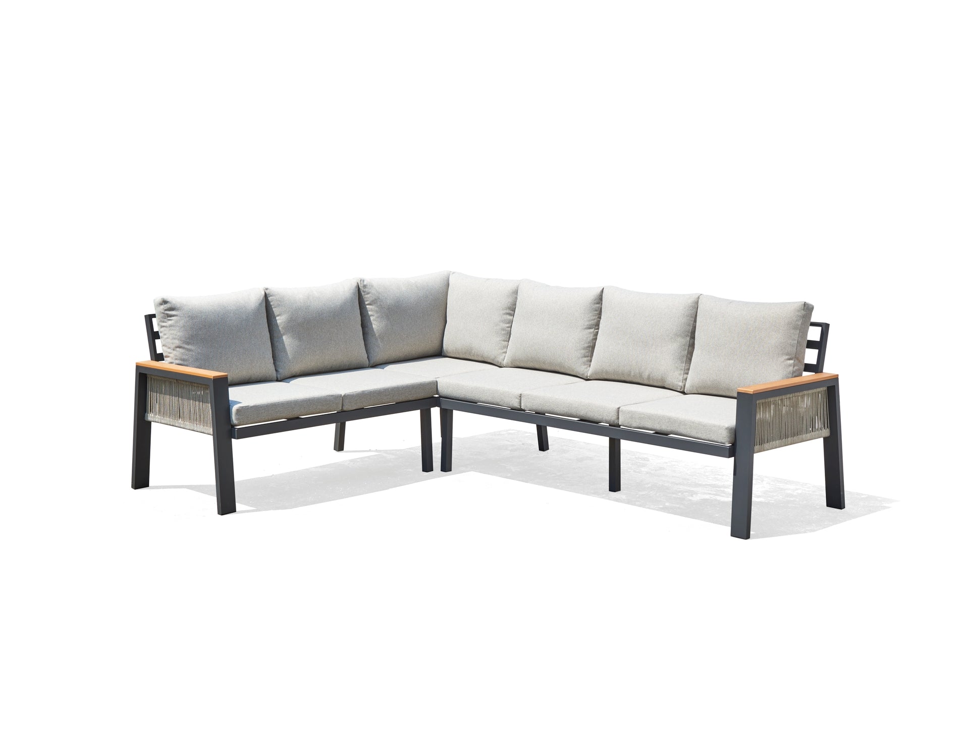 Chiara Eckbankgruppe mit anthrazitfarbenem Aluminiumgestell und Polywood-Armstützen in Teak-Optik, beige Textilschnüre und hellgraue Kissen, inklusive Tisch, bei Gartenmoebelshop.at verfügbar