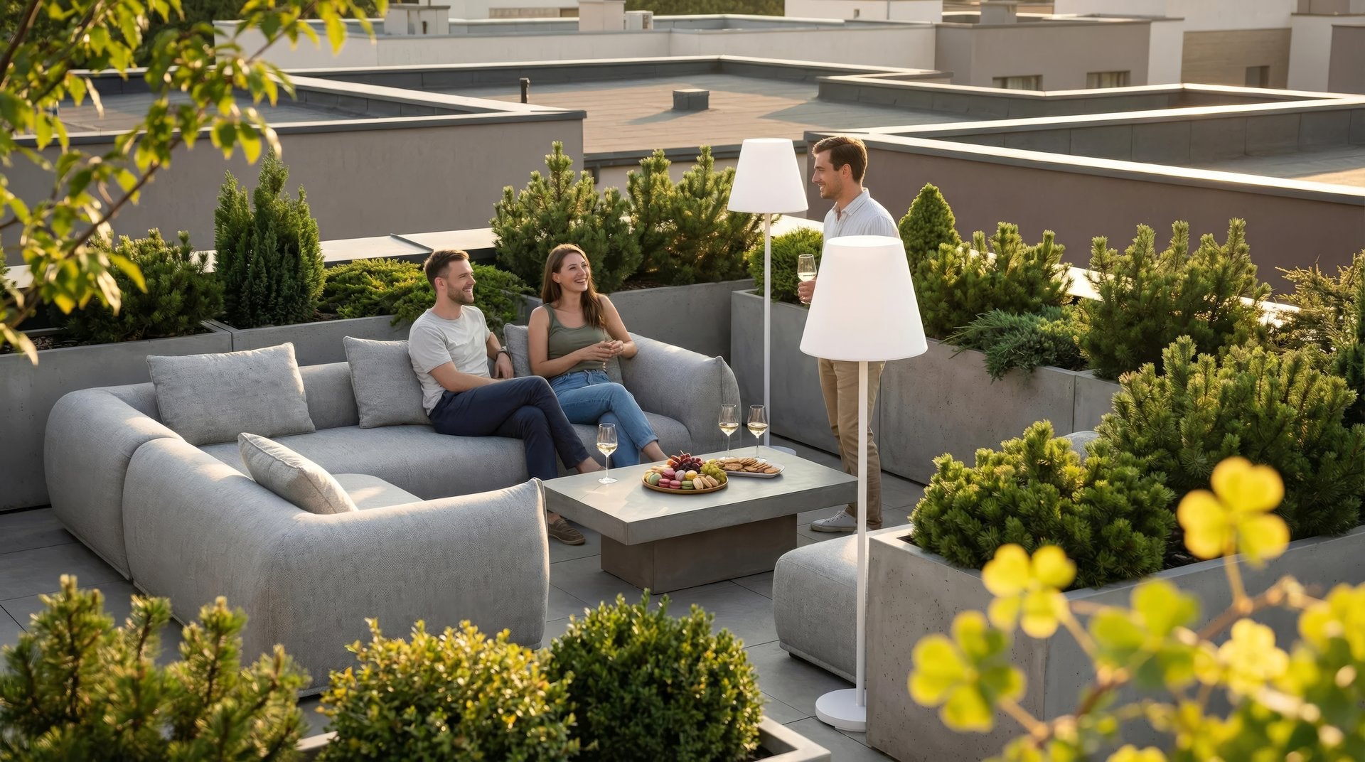 Gartenlounge Daphne Aluminium schwarz mit hellgrau meliertem Outdoorstoff und Couchtisch im Steindekor