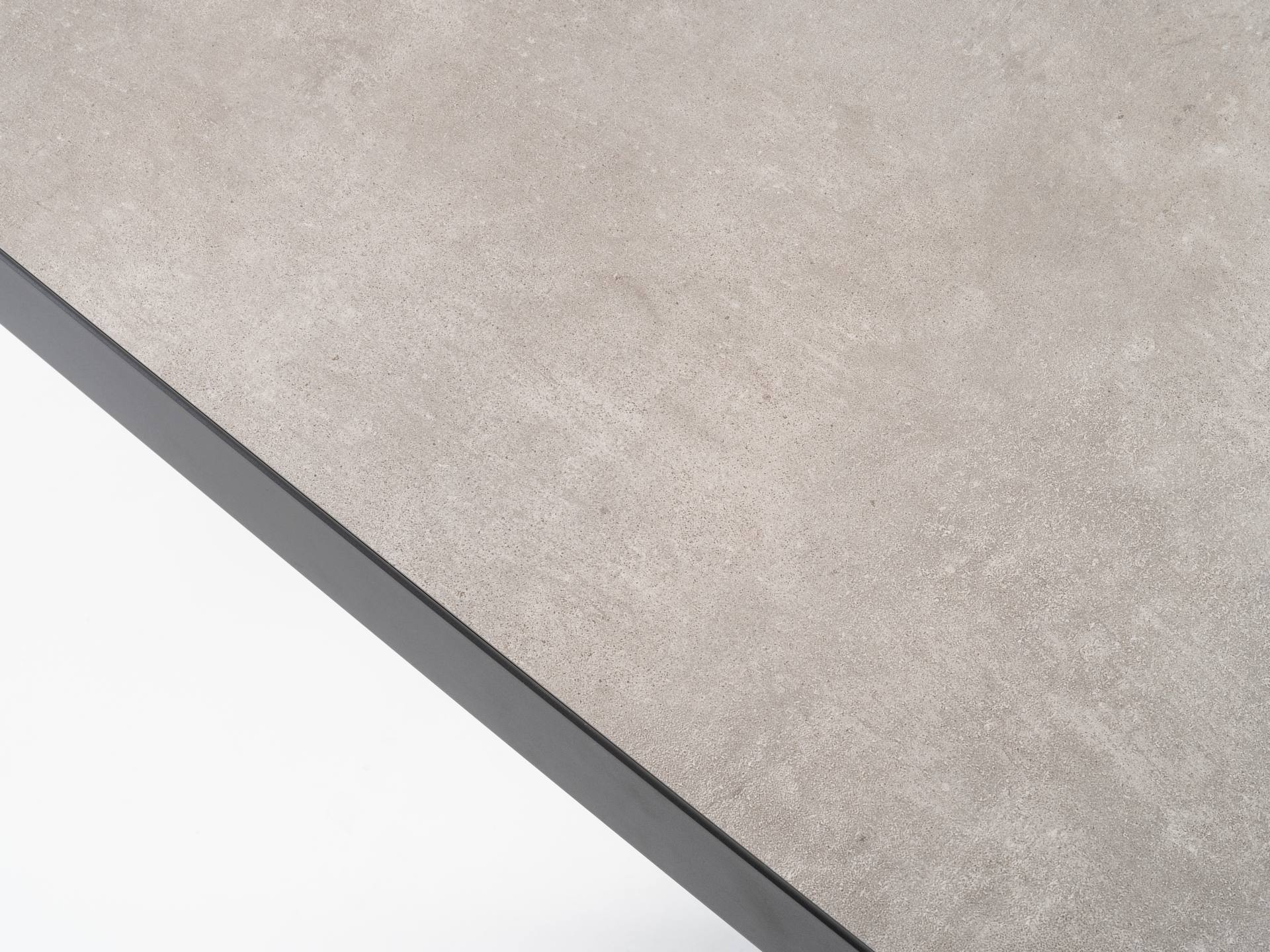 Beistelltisch Elijah mit Aluminiumgestell in Anthrazit und Sinterstone-Platte in Stein-Grau.