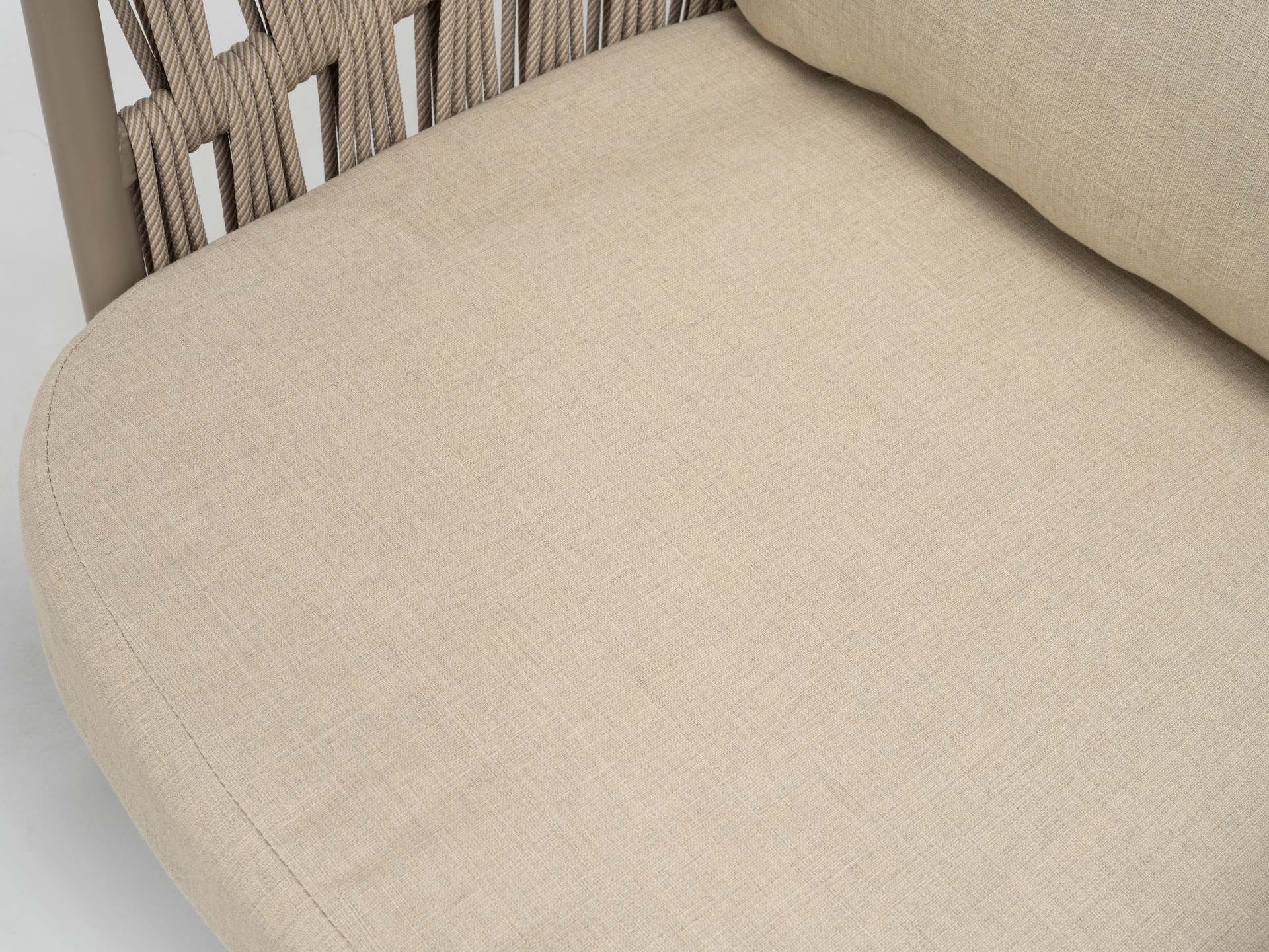 Loungegruppe Fenja aus Aluminium taupe mit beige-melierten Textilschnüren und cremefarbenen Kissen – Set mit 2er Bank, 2 Sesseln und 2 Couchtischen