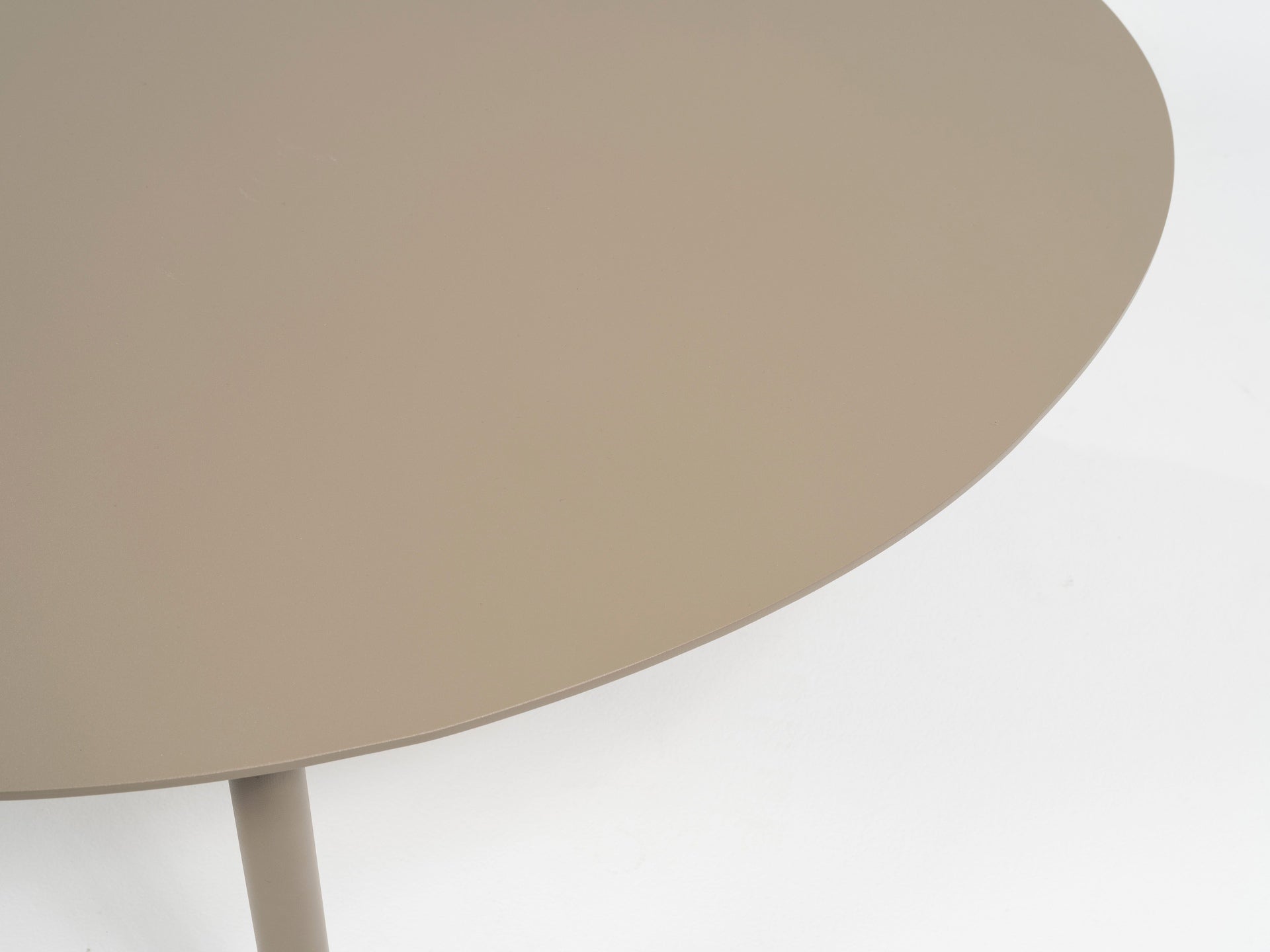 Loungegruppe Fenja aus Aluminium taupe mit beige-melierten Textilschnüren und cremefarbenen Kissen – Set mit 2er Bank, 2 Sesseln und 2 Couchtischen