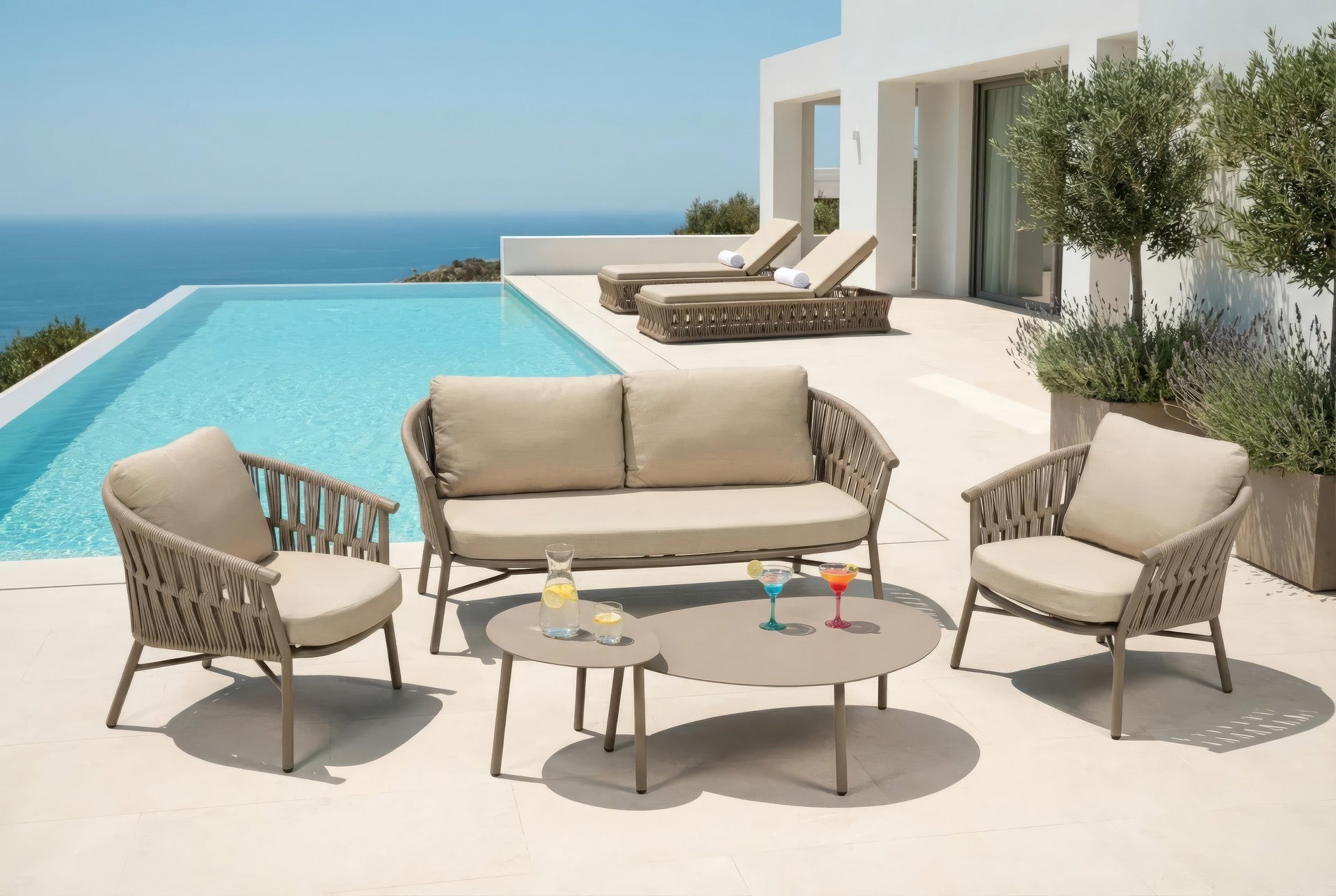 Loungegruppe Fenja aus Aluminium taupe mit beige-melierten Textilschnüren und cremefarbenen Kissen – Set mit 2er Bank, 2 Sesseln und 2 Couchtischen