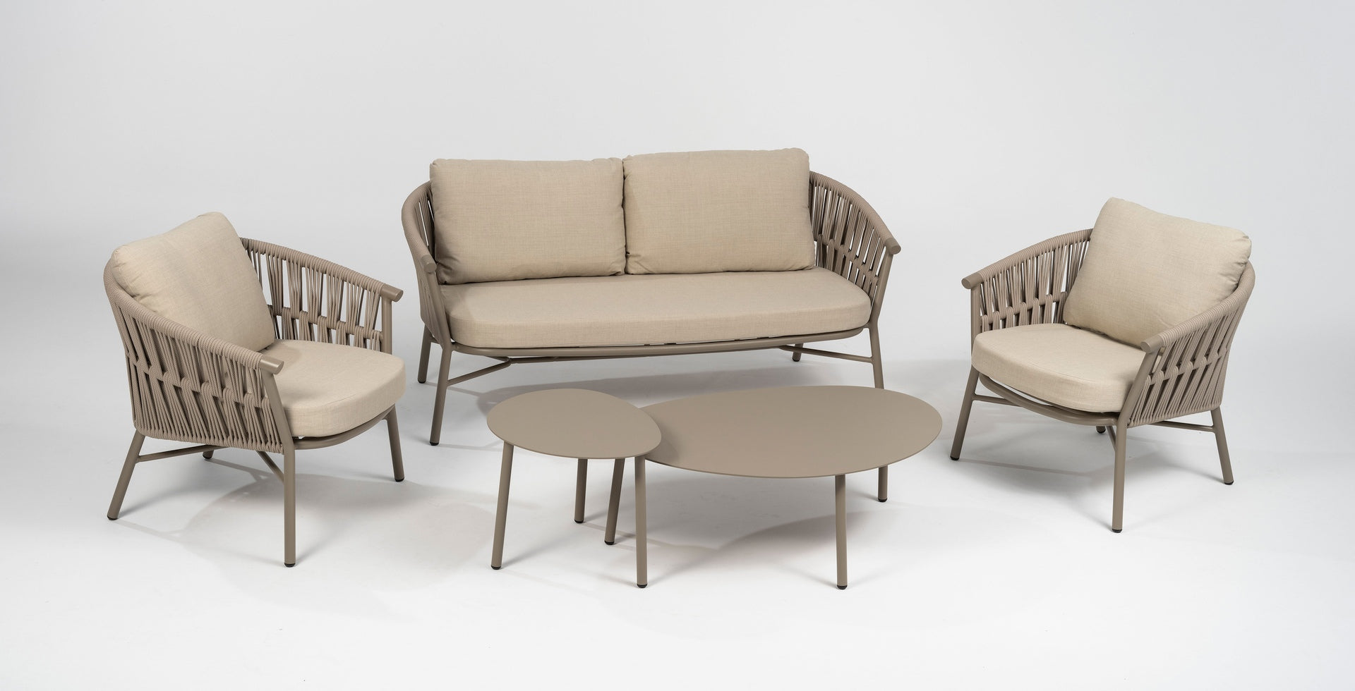 Loungegruppe Fenja aus Aluminium taupe mit beige-melierten Textilschnüren und cremefarbenen Kissen – Set mit 2er Bank, 2 Sesseln und 2 Couchtischen