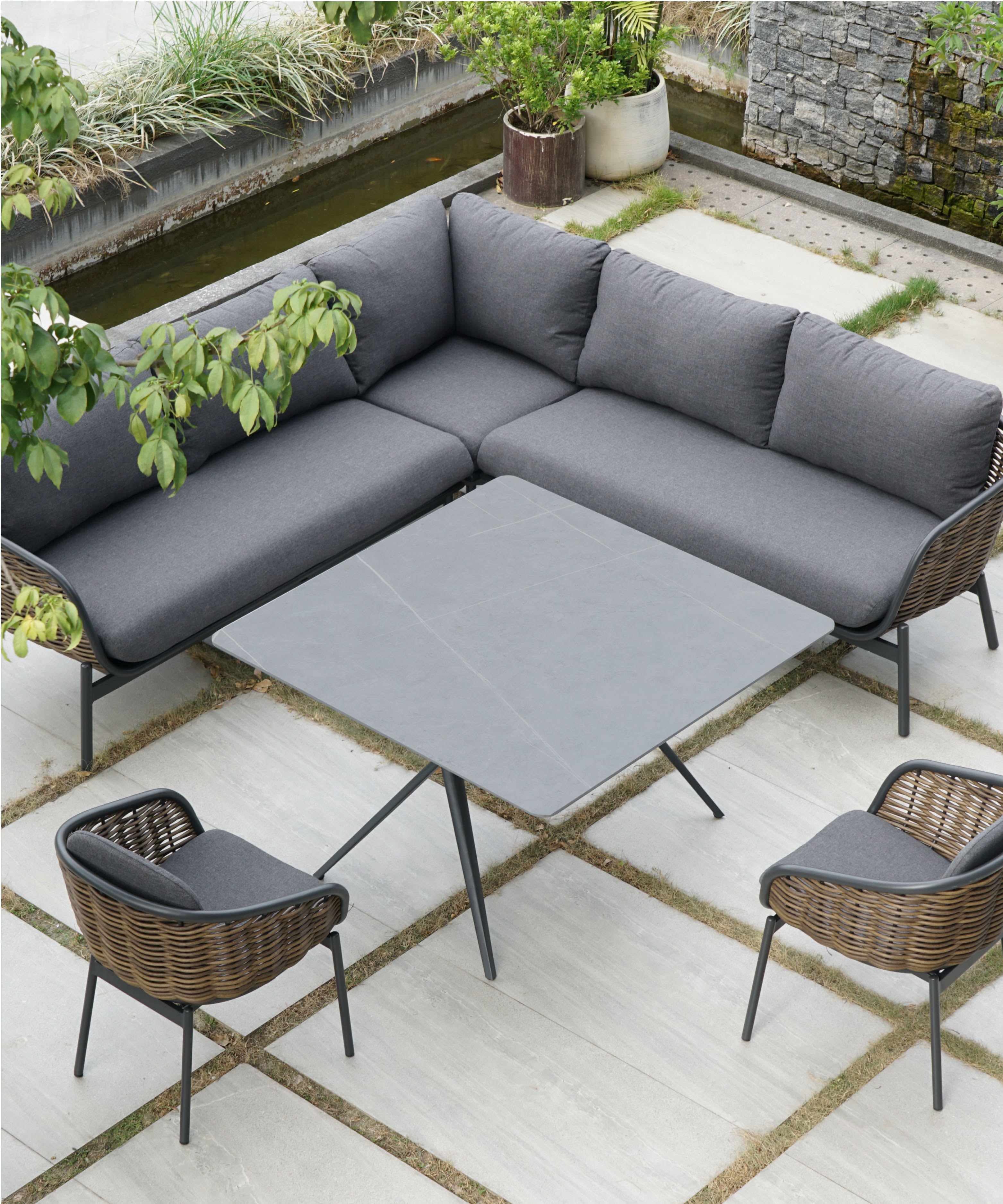 Die Eckbankgruppe & Tischgruppen ist die perfekte Wahl für den Außenbereich. Bequem und Gemütlich laden sie zum Essen und Chillen ein. Wetterfeste Materialien und moderns Design finden Sie nur bei Gartenmöbelshop.at. Jetzt bestellen!