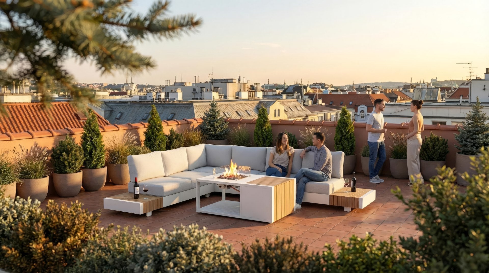 Loungegruppe Gina mit cremefarbenem Aluminiumgestell, hellgrauen Kissen, Thermoholz-Ablageflächen und Couchtisch mit integrierter Feuerstelle.