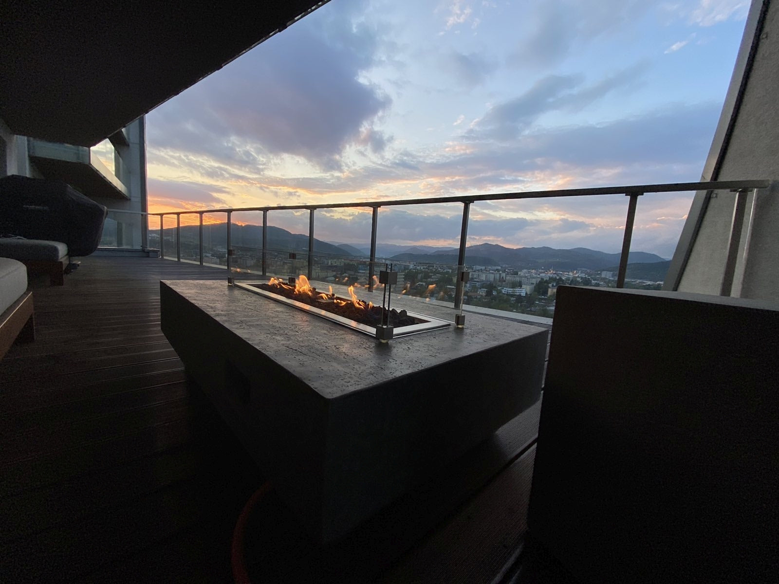 Hampton - fire table