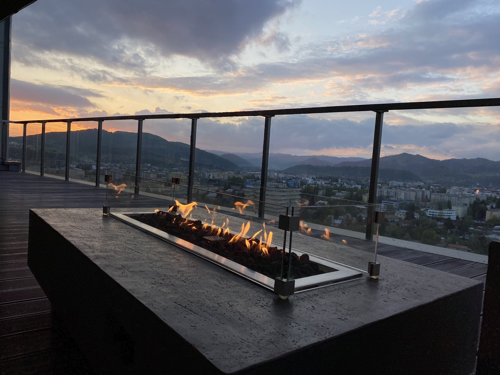 Hampton - fire table