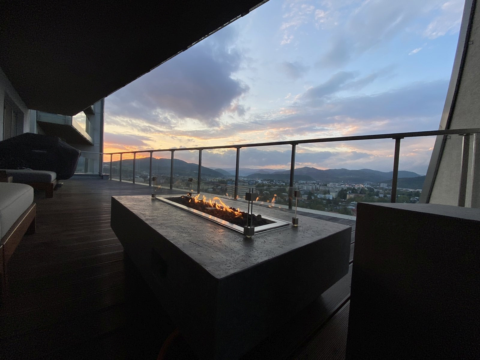Hampton - fire table