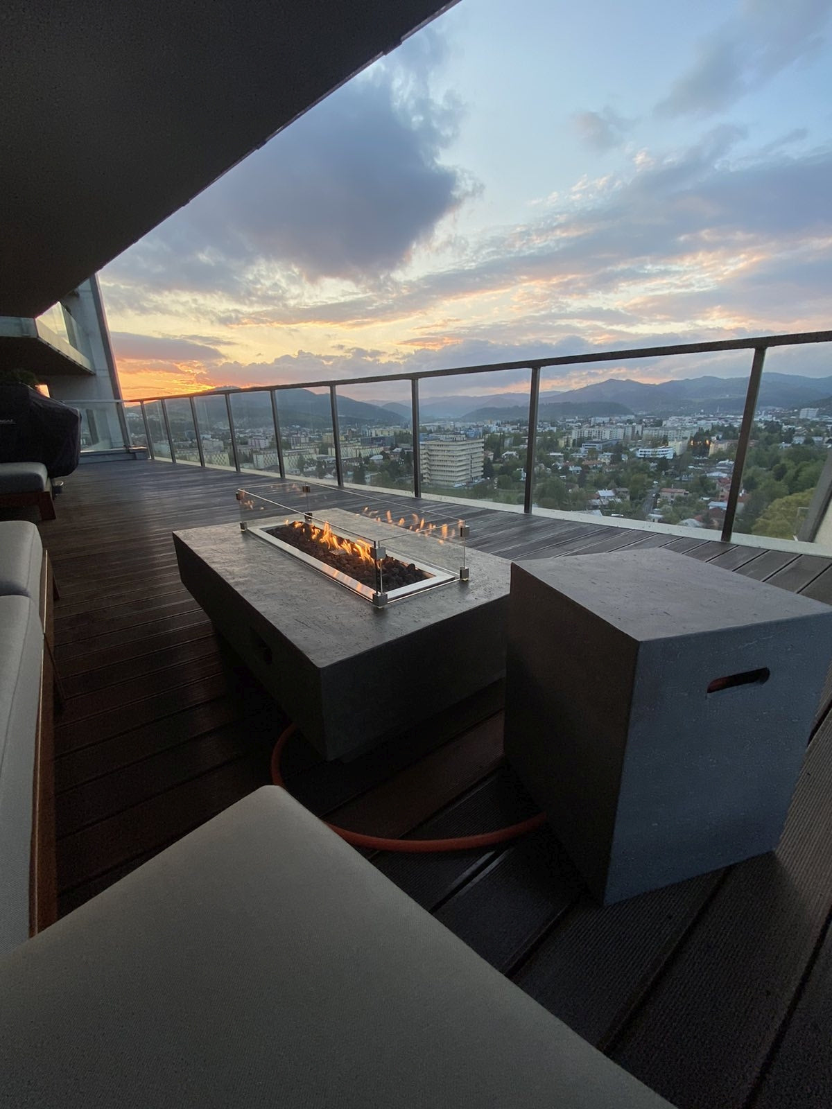Hampton - fire table