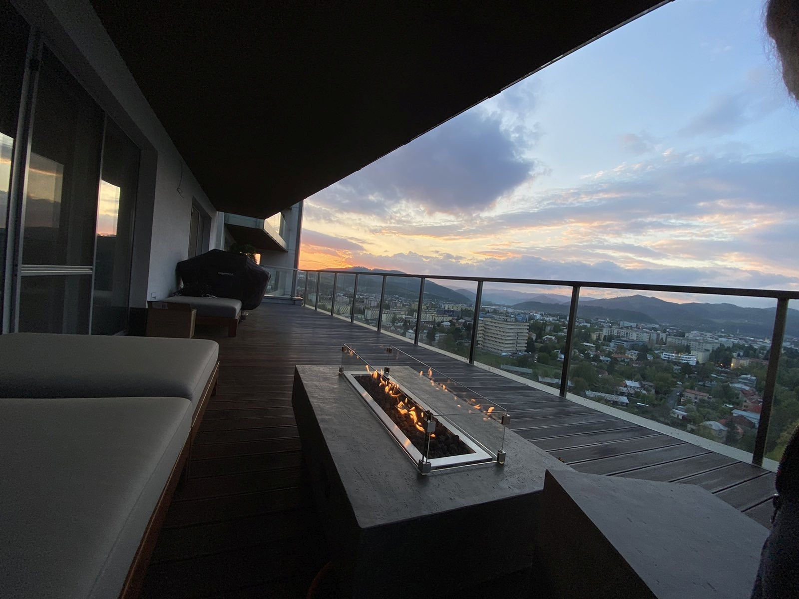 Hampton - fire table