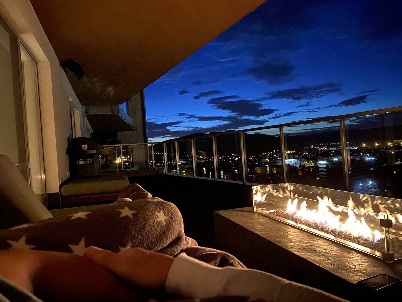 Hampton - fire table
