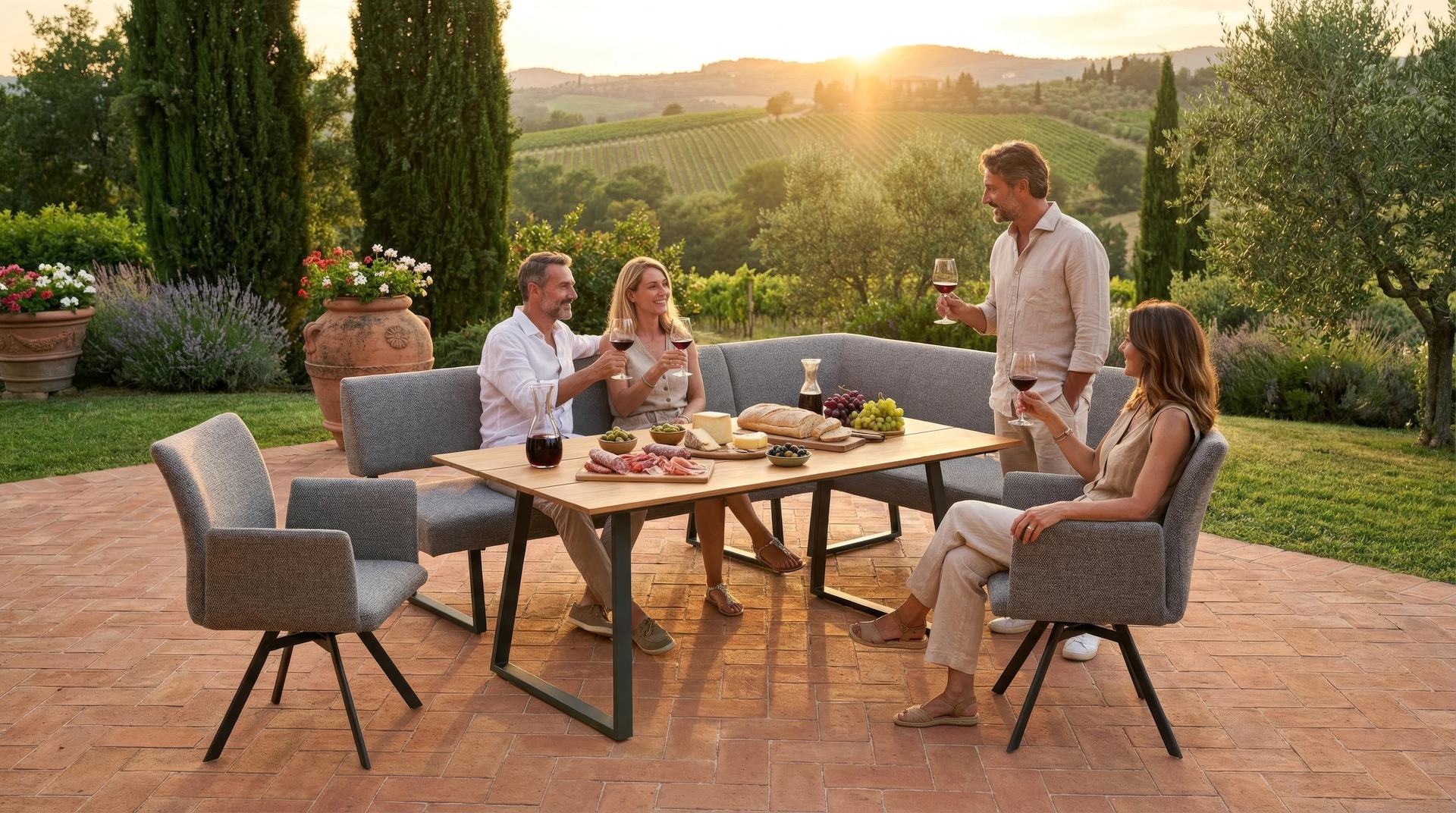 Icarus Eckbankgruppe mit Tisch (Pinienholzlatten), Eckbank und 2 drehbaren Armstühlen.