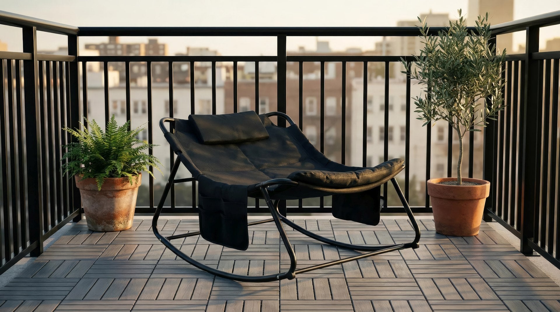 Die Schaukelliege Jimmy mit extra breiter Liegefläche, wetterfestem Oxford-Stoff und stabilem Stahlrohrgestell. Ideal für Garten, Terrasse und Balkon.