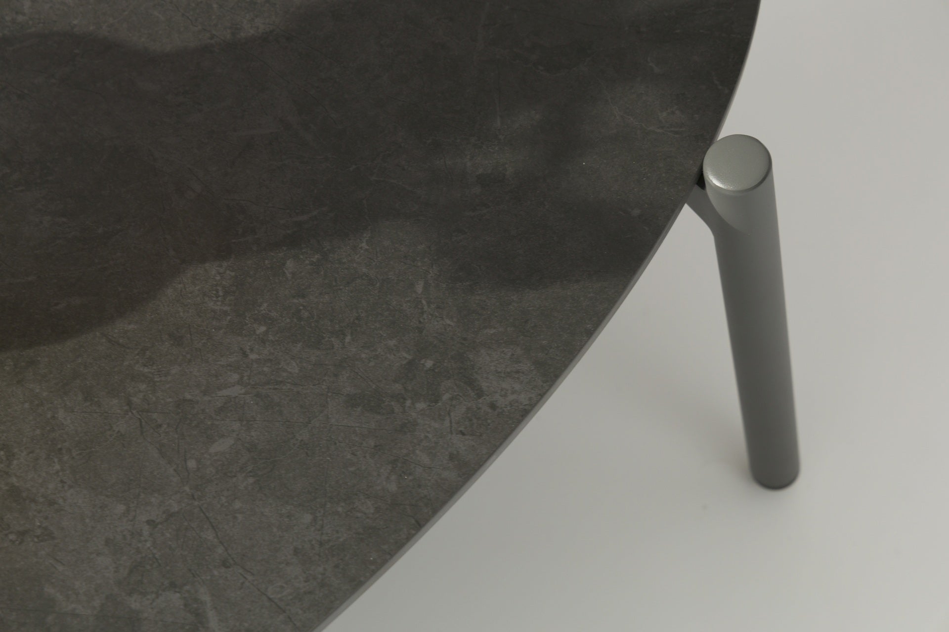 Kilian Loungegruppe mit anthrazitfarbenem Aluminiumgestell, Taupe-Bespannung, Couchtisch mit Sinterstone-Platte und modernen Kissen.