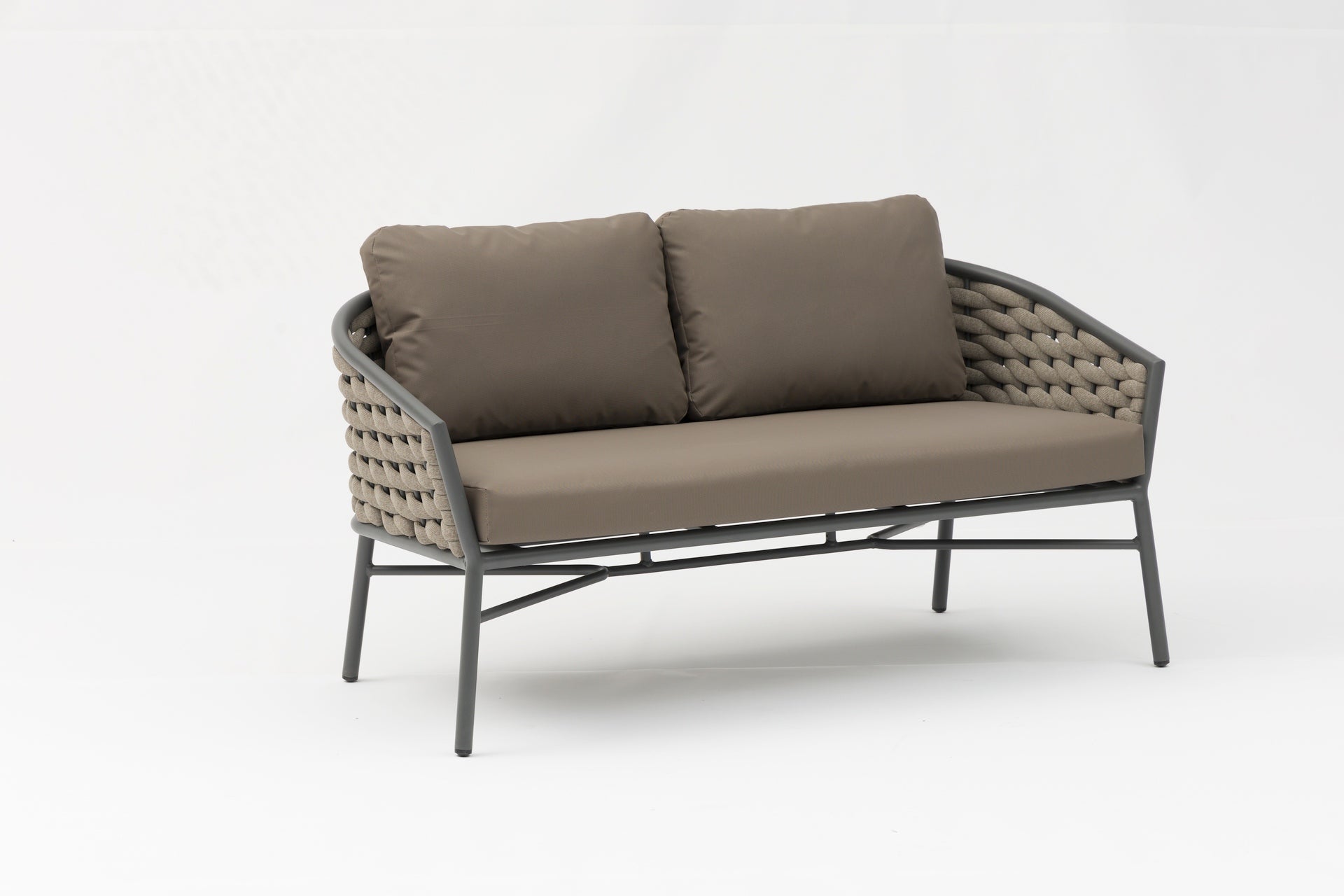 Kilian Loungegruppe mit anthrazitfarbenem Aluminiumgestell, Taupe-Bespannung, Couchtisch mit Sinterstone-Platte und modernen Kissen.