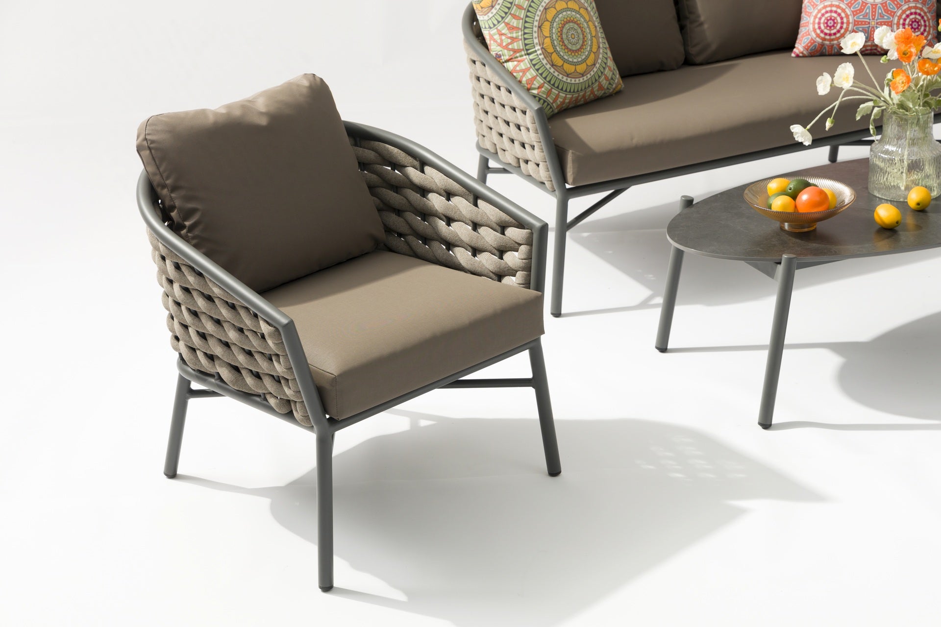 Kilian Loungegruppe mit anthrazitfarbenem Aluminiumgestell, Taupe-Bespannung, Couchtisch mit Sinterstone-Platte und modernen Kissen.