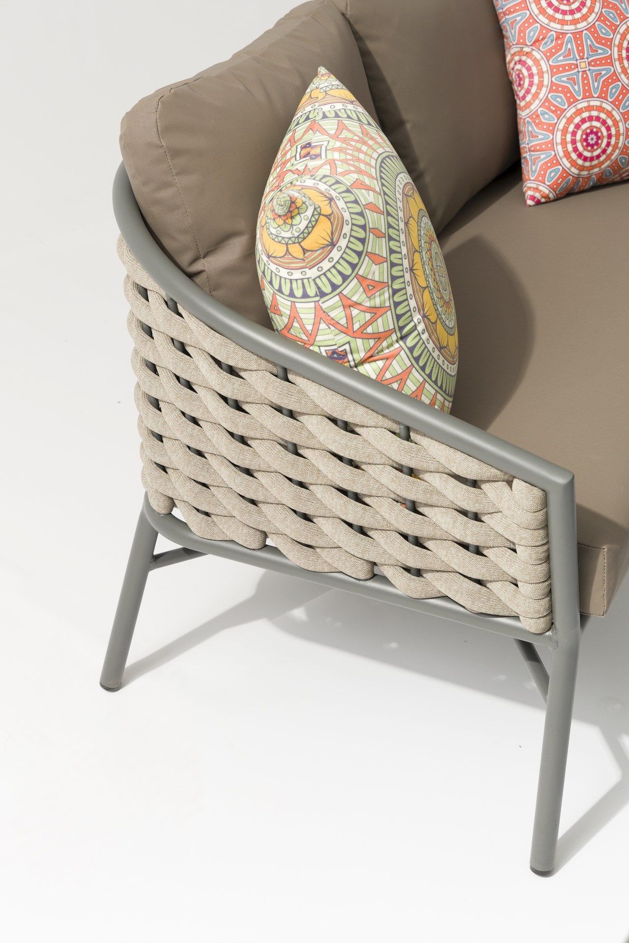 Kilian Loungegruppe mit anthrazitfarbenem Aluminiumgestell, Taupe-Bespannung, Couchtisch mit Sinterstone-Platte und modernen Kissen.
