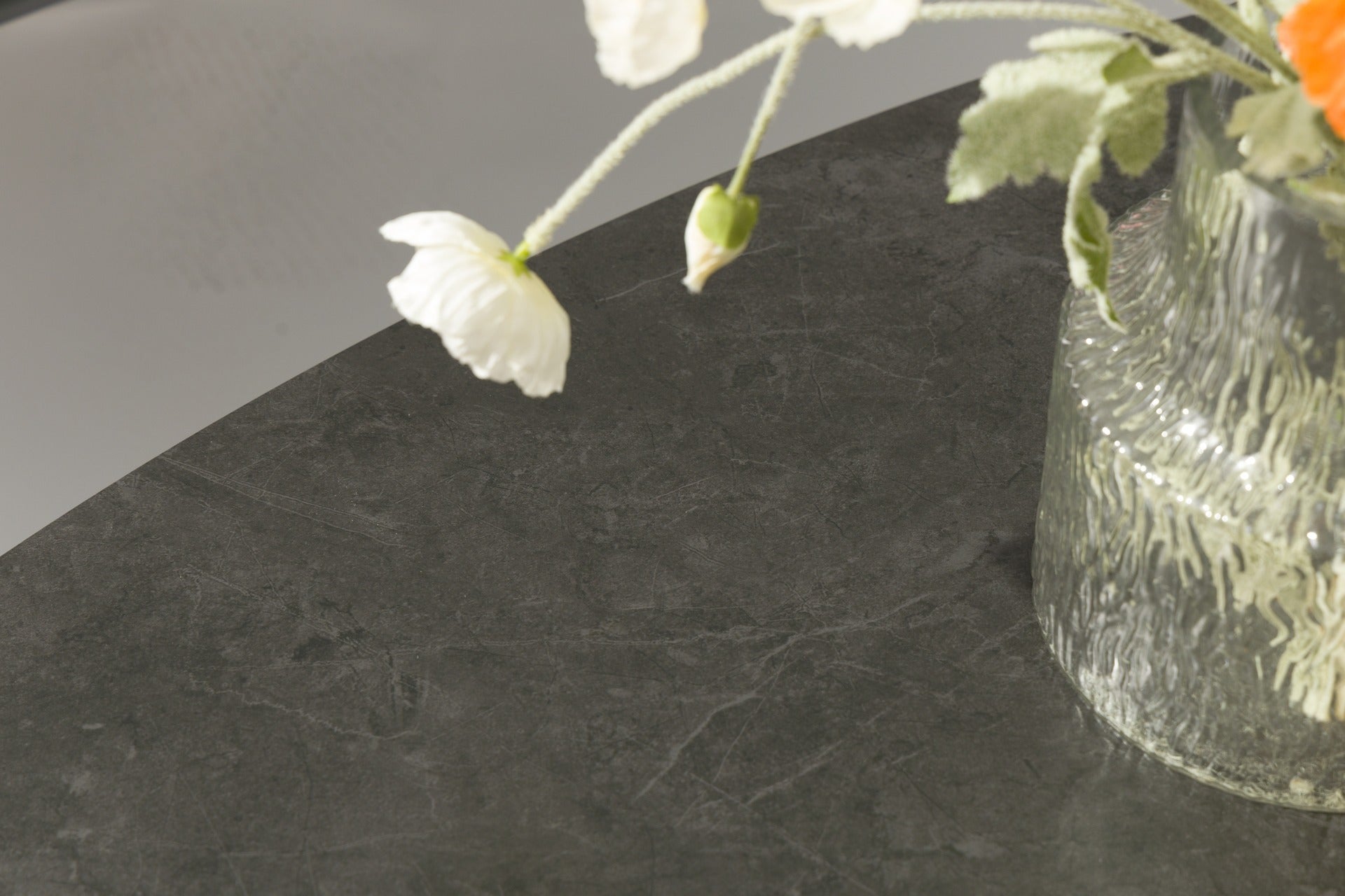 Kilian Loungegruppe mit anthrazitfarbenem Aluminiumgestell, Taupe-Bespannung, Couchtisch mit Sinterstone-Platte und modernen Kissen.
