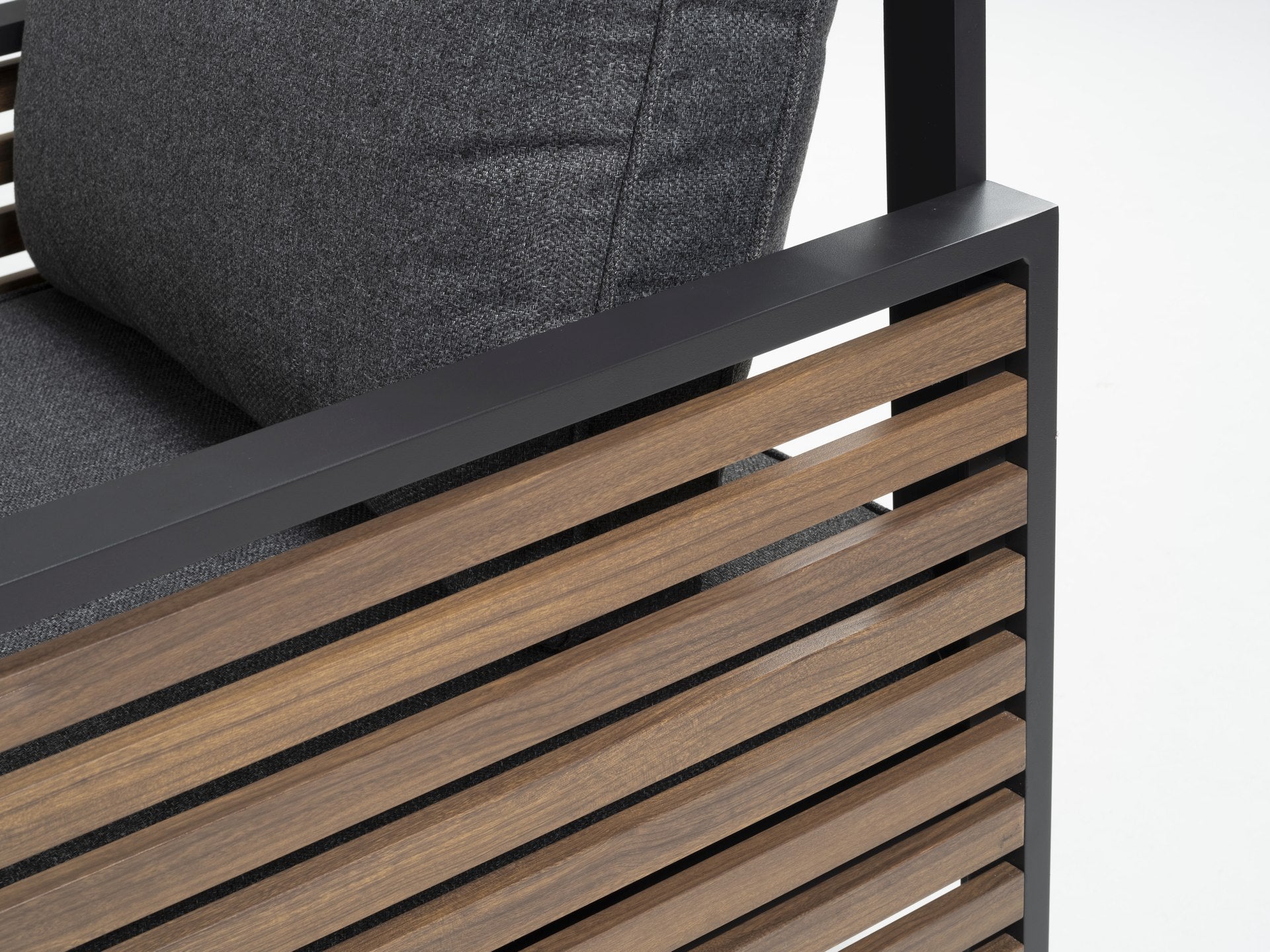 Stilvolle 'Liliane' Eckbankgruppe mit höhenverstellbarem Tisch und Heat-Transfer-Holzoptik auf Aluminium, dunkelgraue Kissen, perfekt für flexible Outdoor-Gestaltung, angeboten bei Gartenmoebelshop.at.