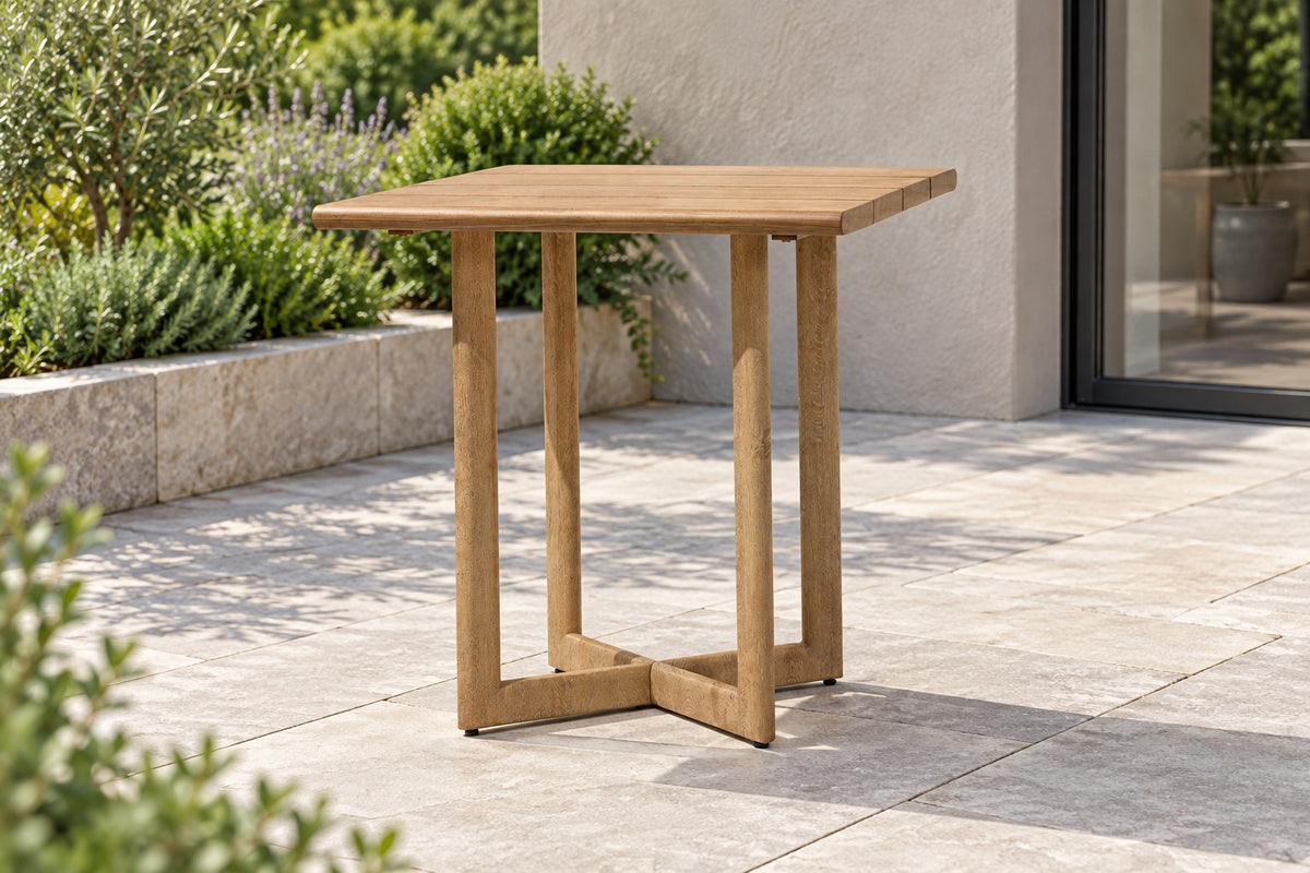 Malea Bartisch 82 × 82 cm mit Aluminiumplatte in Holzoptik auf einer Terrasse